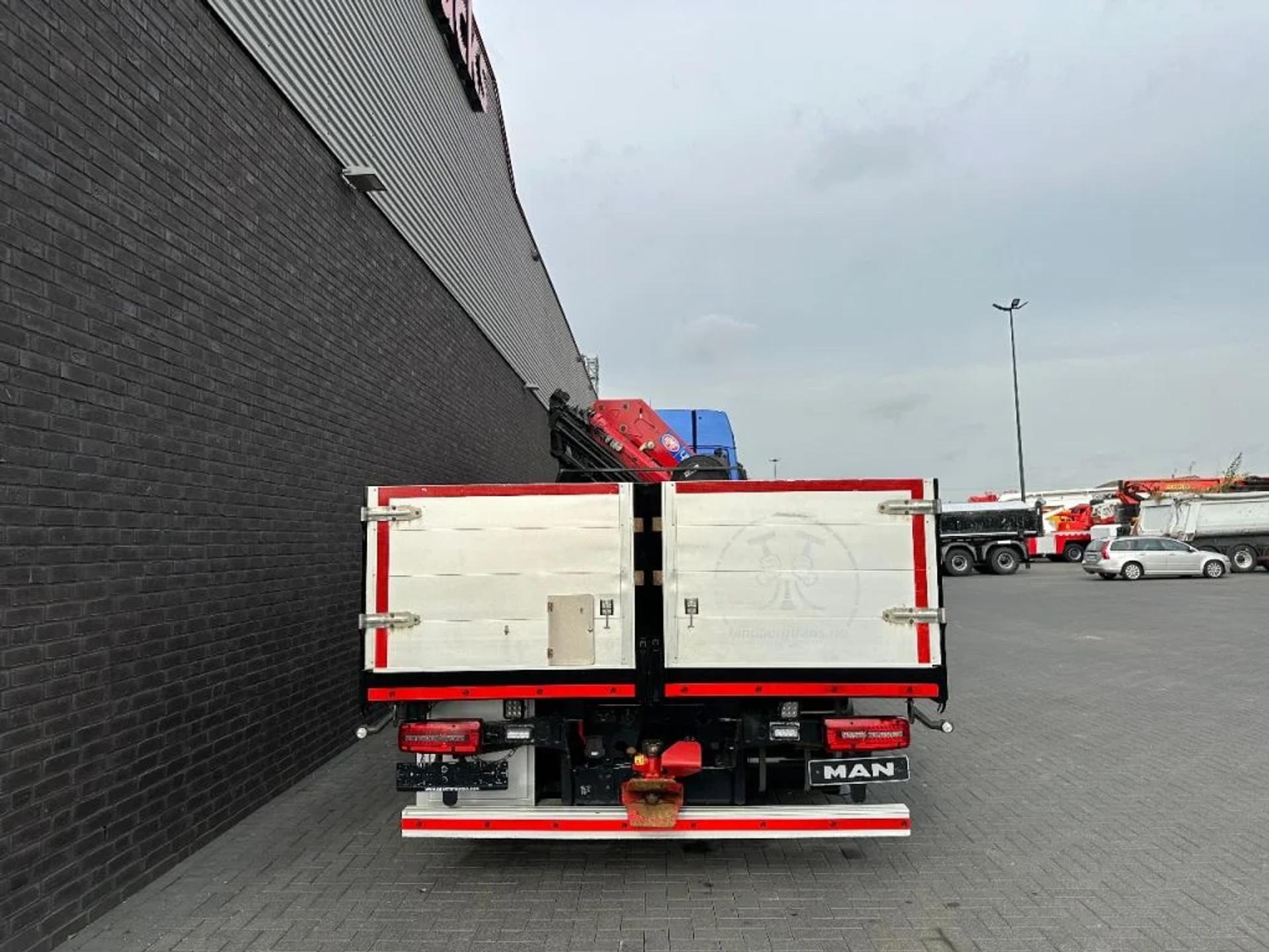 Foto 15 van MAN TGX 33.560 8X4 TRIDEM + HMF 4020-K8 KRAAN/KRAN/CRANE/GRUA