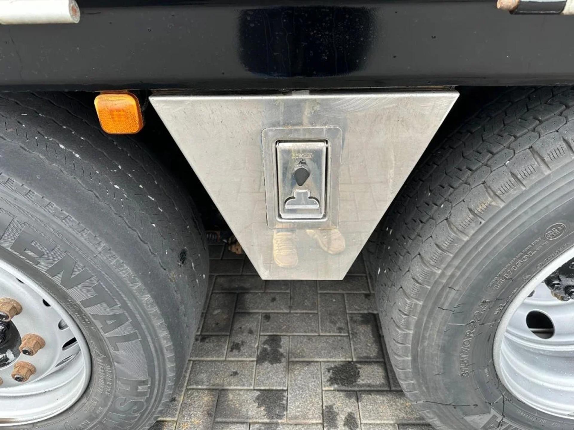 Foto 19 van MAN TGX 33.560 8X4 TRIDEM + HMF 4020-K8 KRAAN/KRAN/CRANE/GRUA