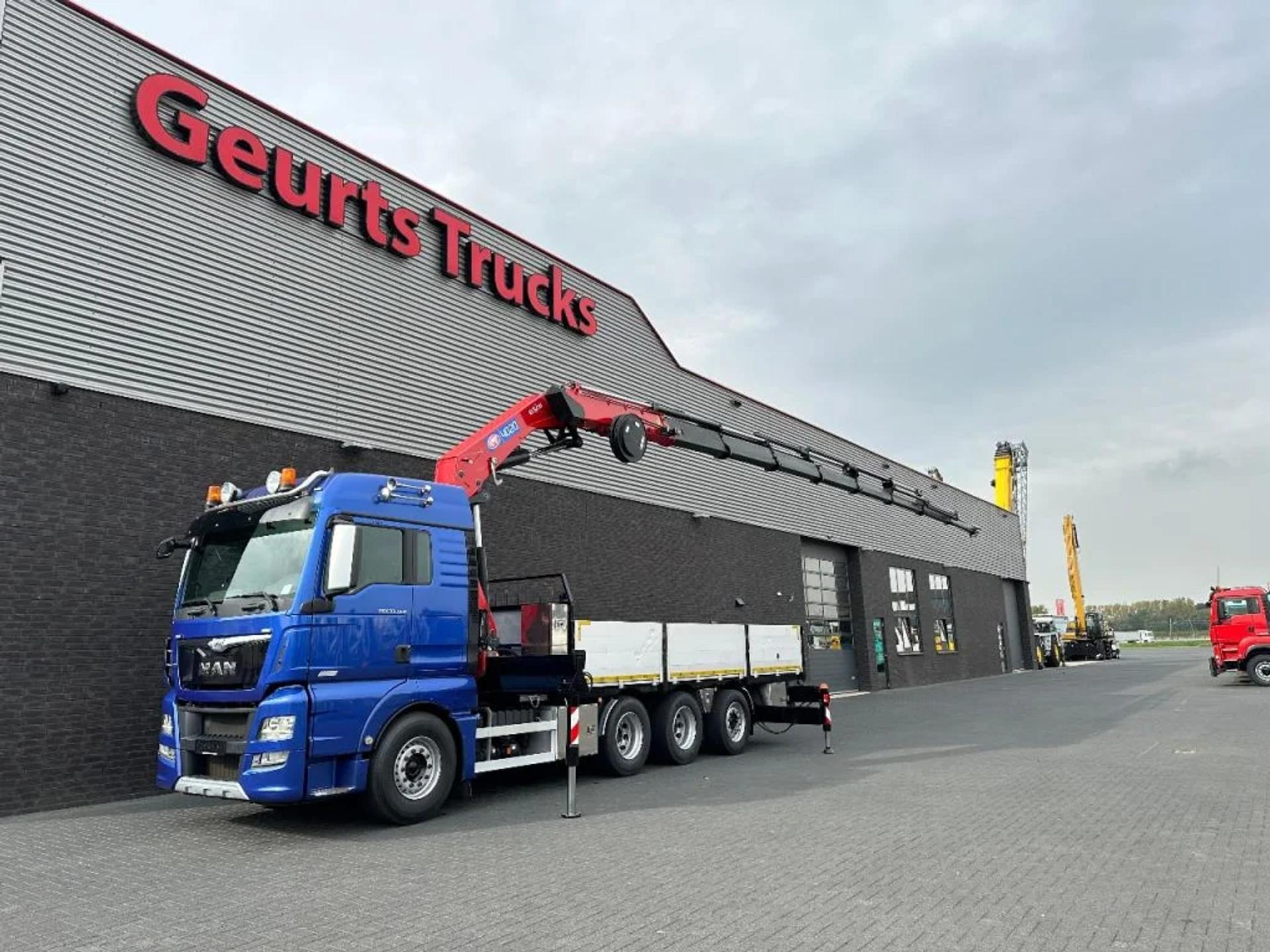 Foto 2 van MAN TGX 33.560 8X4 TRIDEM + HMF 4020-K8 KRAAN/KRAN/CRANE/GRUA