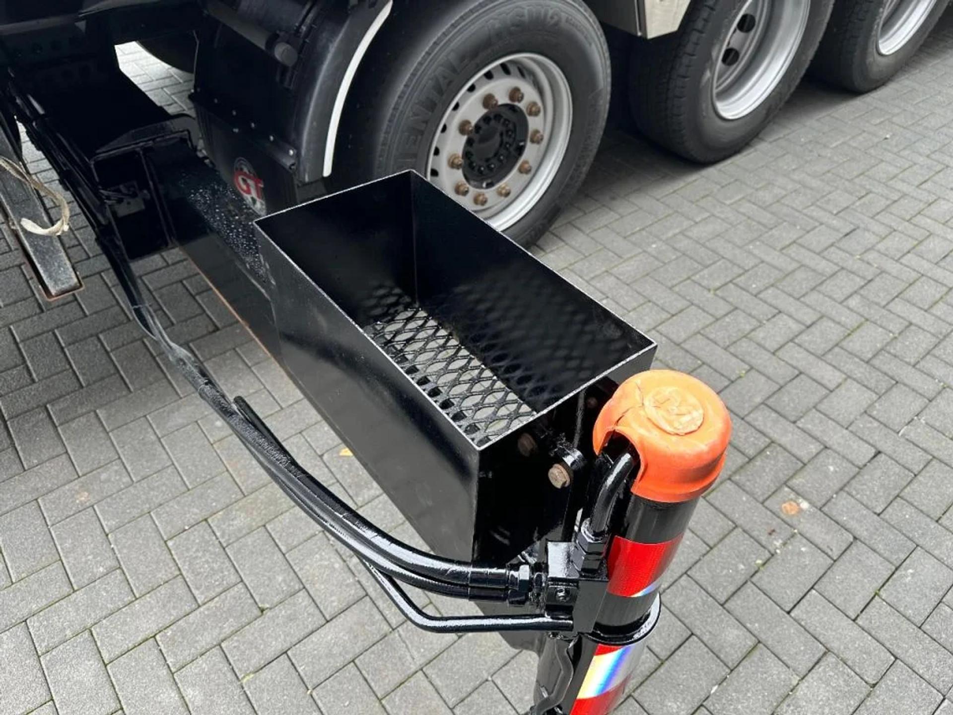 Foto 23 van MAN TGX 33.560 8X4 TRIDEM + HMF 4020-K8 KRAAN/KRAN/CRANE/GRUA