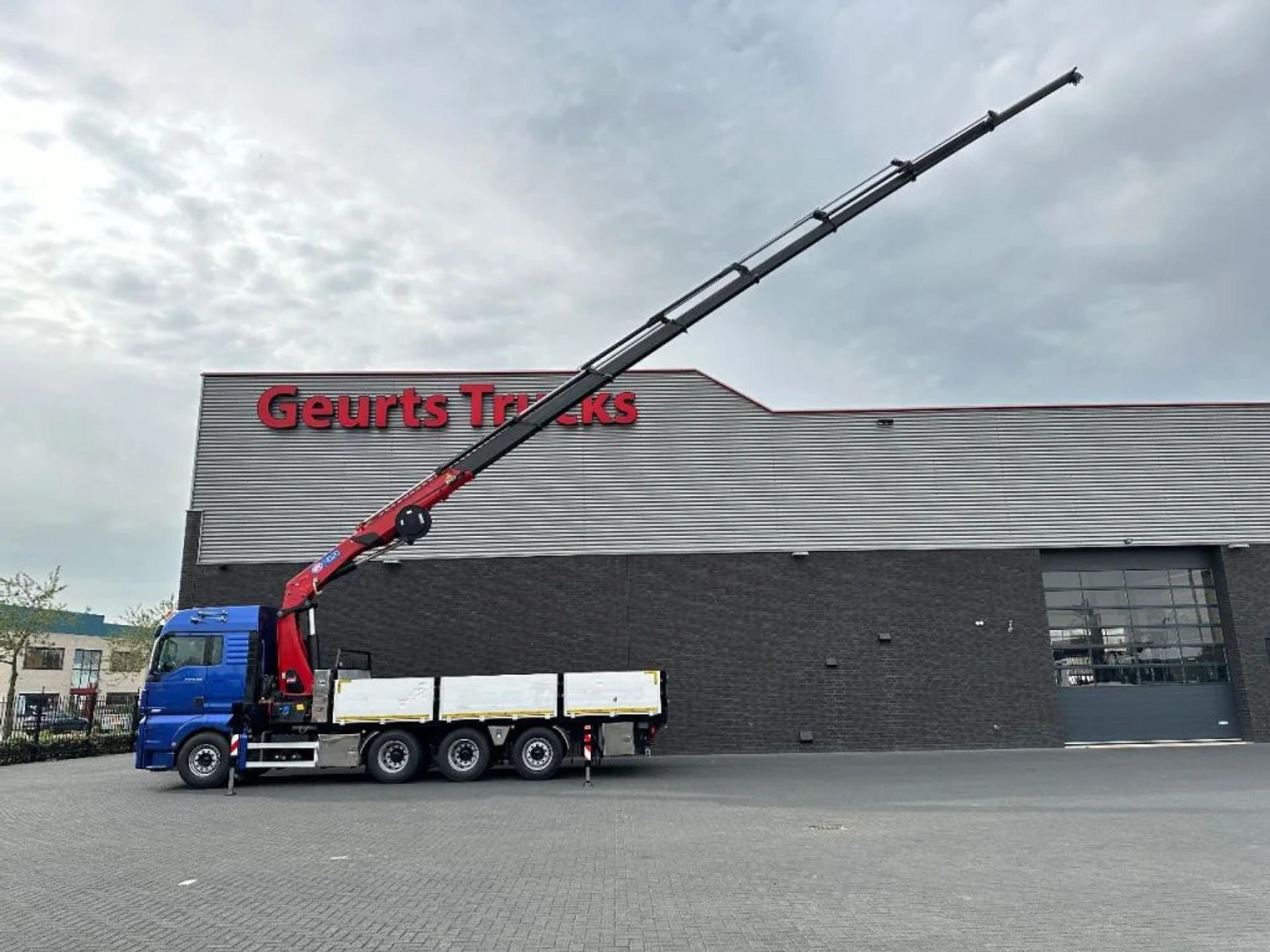 Foto 3 van MAN TGX 33.560 8X4 TRIDEM + HMF 4020-K8 KRAAN/KRAN/CRANE/GRUA