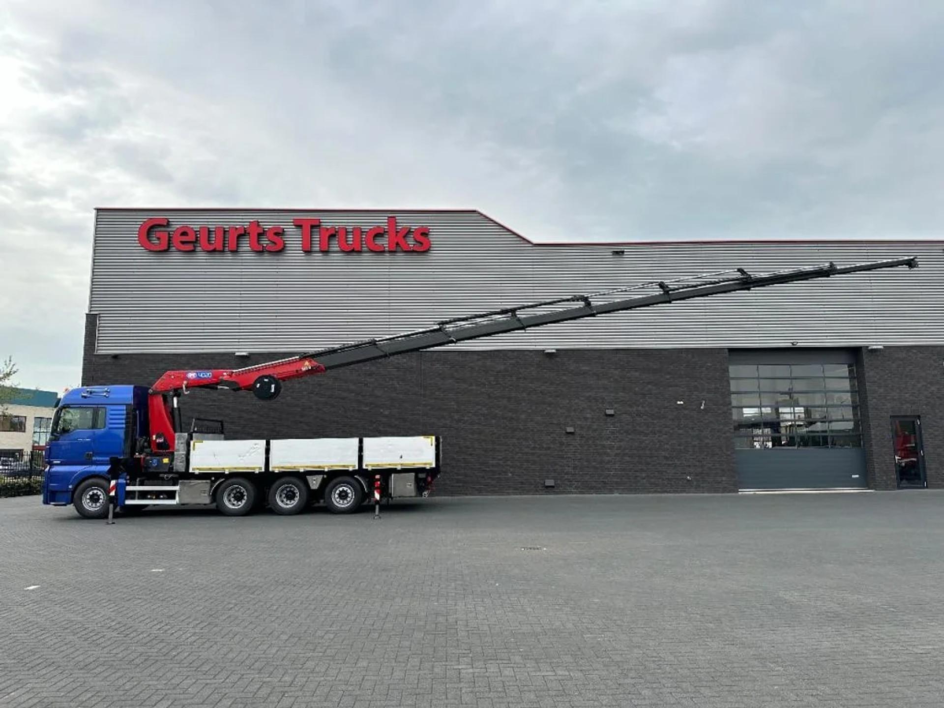 Foto 4 van MAN TGX 33.560 8X4 TRIDEM + HMF 4020-K8 KRAAN/KRAN/CRANE/GRUA