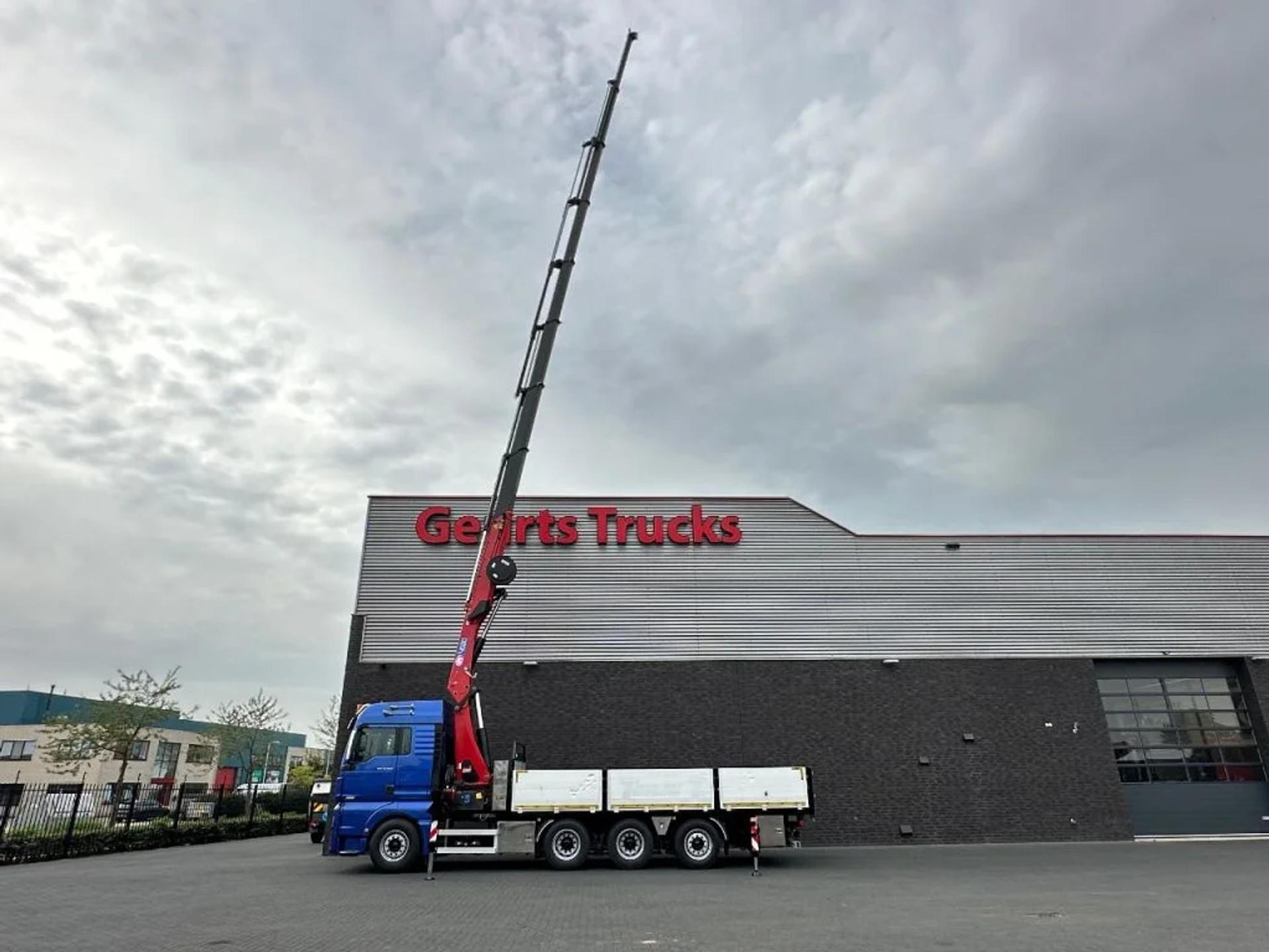 Foto 5 van MAN TGX 33.560 8X4 TRIDEM + HMF 4020-K8 KRAAN/KRAN/CRANE/GRUA