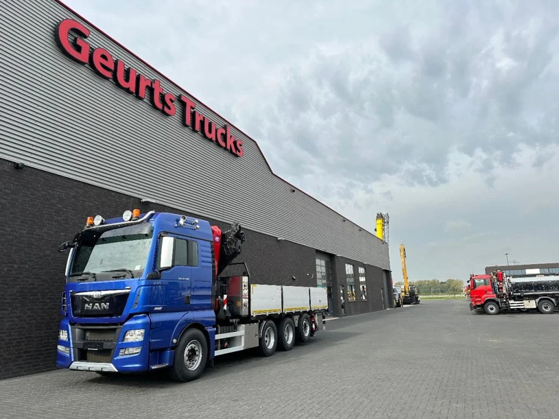 Foto 9 van MAN TGX 33.560 8X4 TRIDEM + HMF 4020-K8 KRAAN/KRAN/CRANE/GRUA