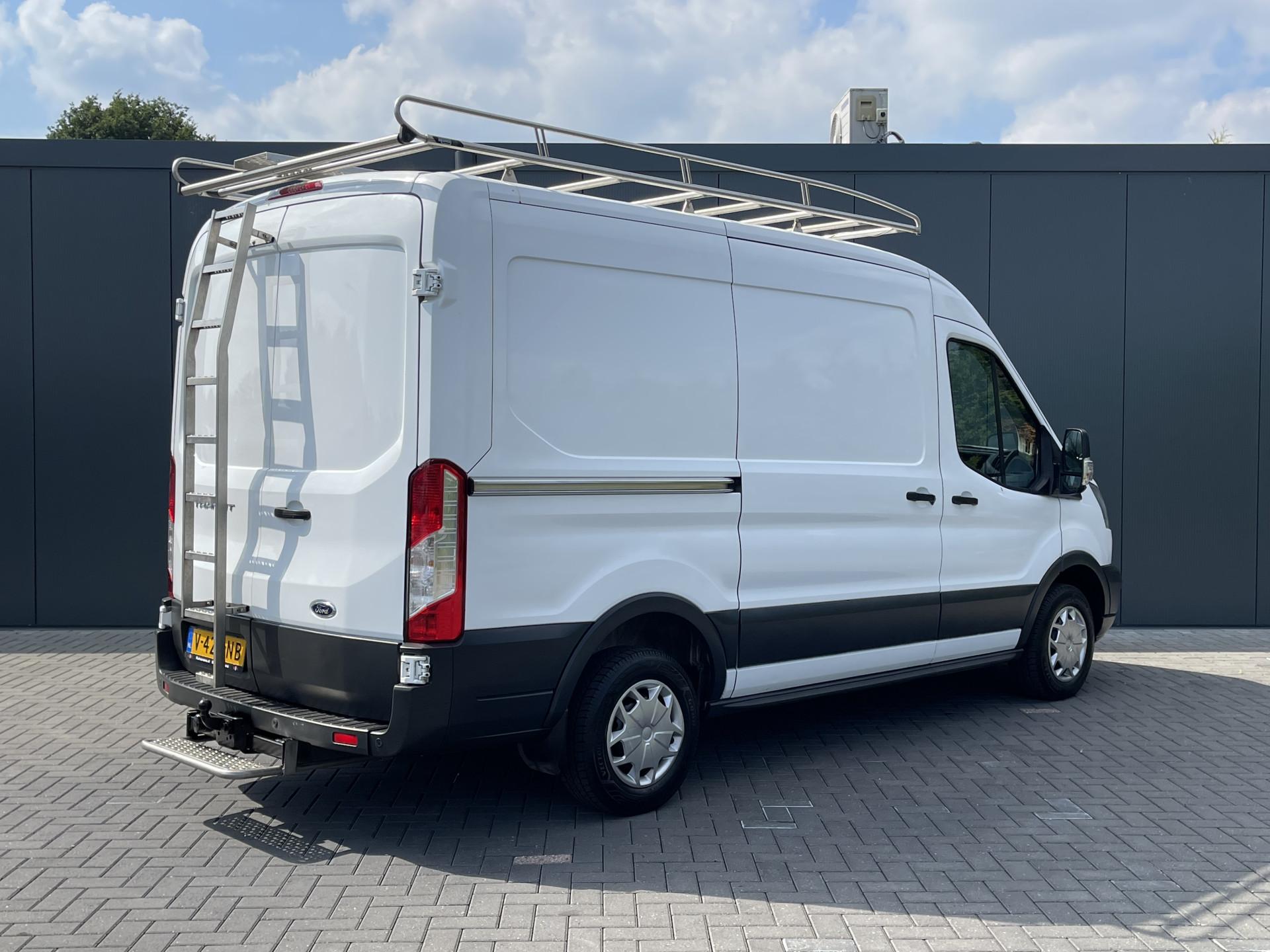 Foto 2 van Ford 2.0 TDCI EURO 6 / L2H2 / 1e EIG. / AIRCO / CRUISE / TREKHAAK / IMPERIAAL / 3-ZITS