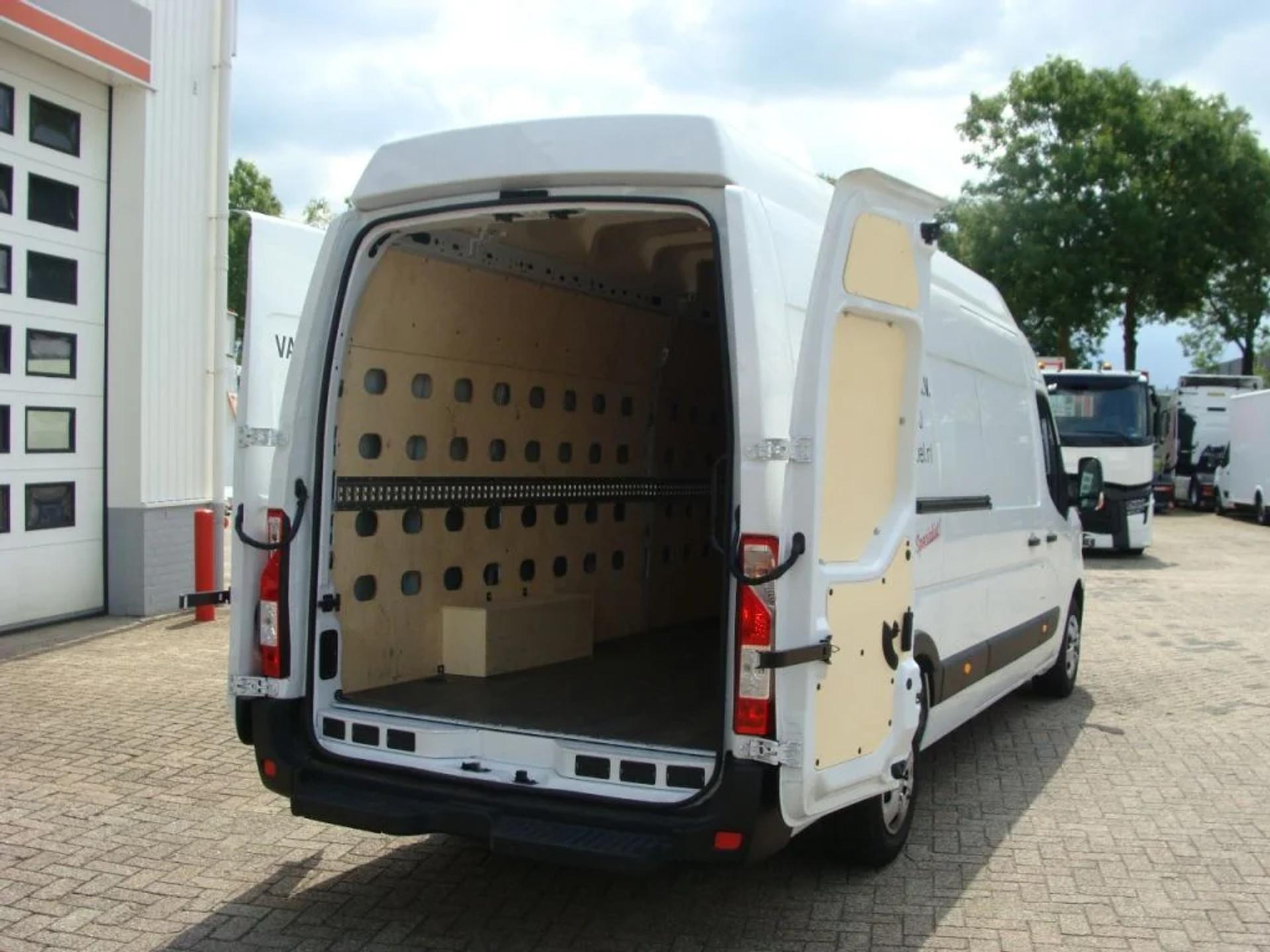 Foto 2 van Renault Master 145.35 L4H3 RWD EL GESLOTEN - EURO 6 - VVL-64-Z