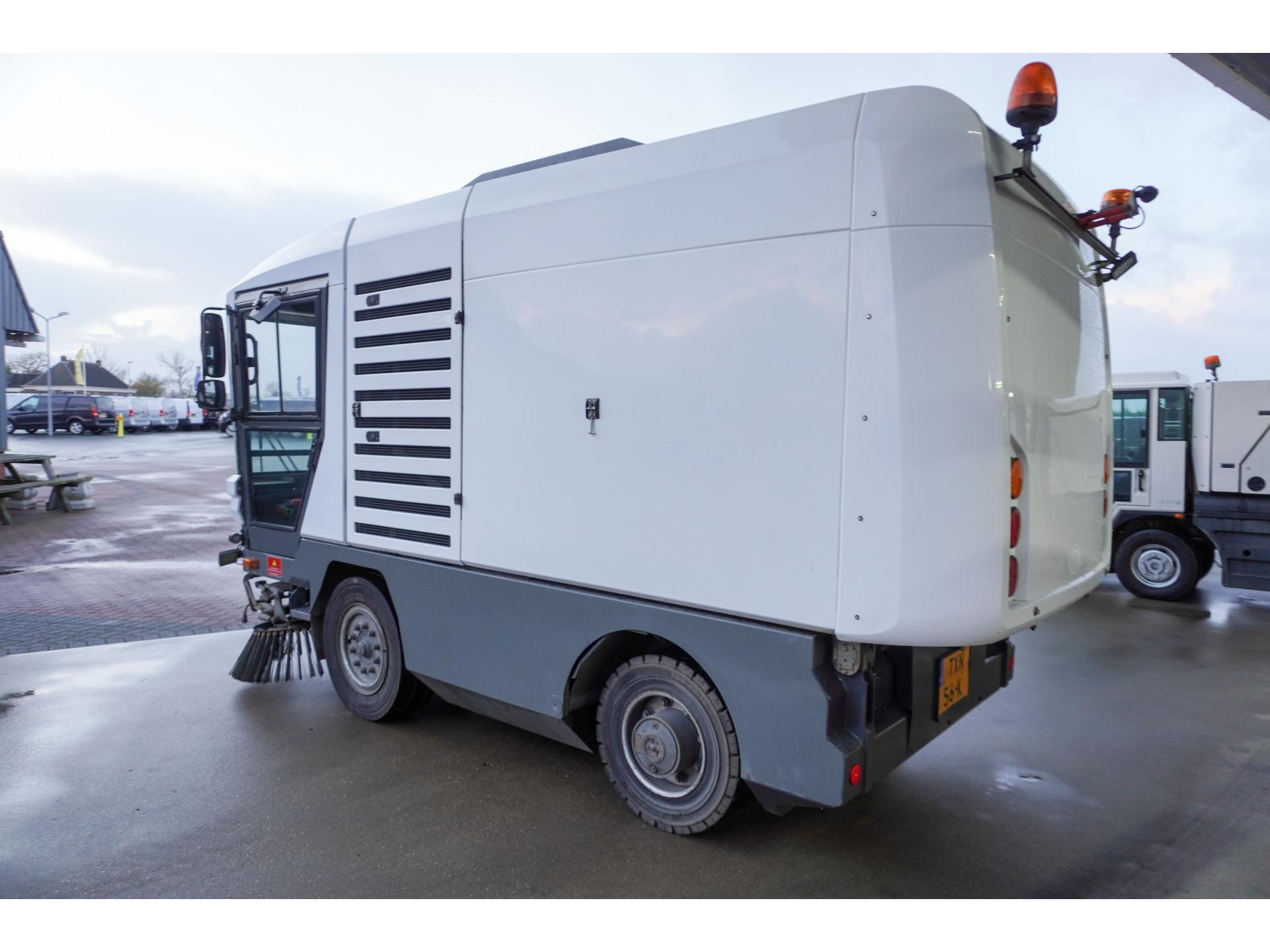 Foto 6 van Ravo 530 Veegmachine Euro 5 RHD 8.738 veeguren