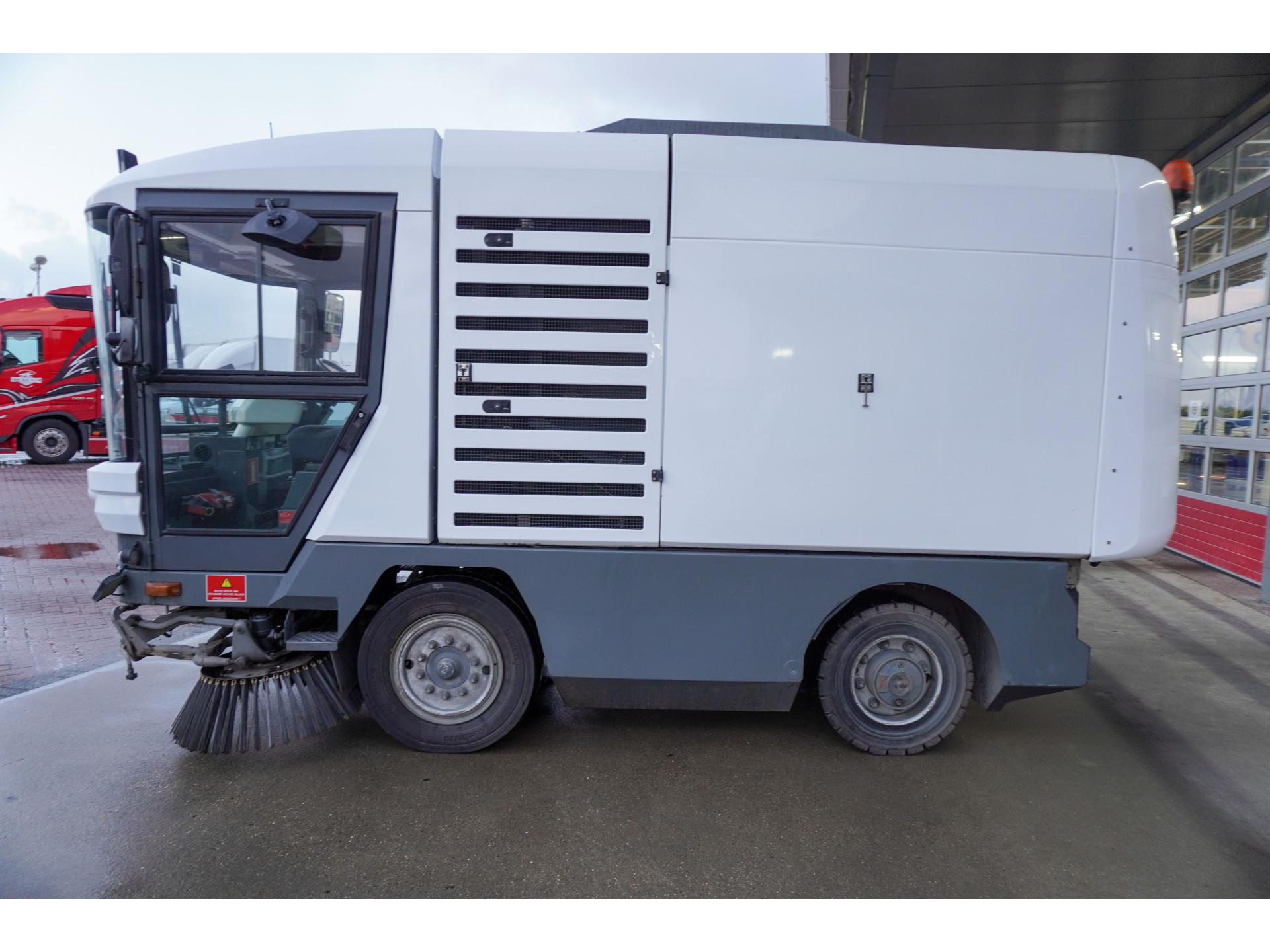 Foto 7 van Ravo 530 Veegmachine Euro 5 RHD 8.738 veeguren
