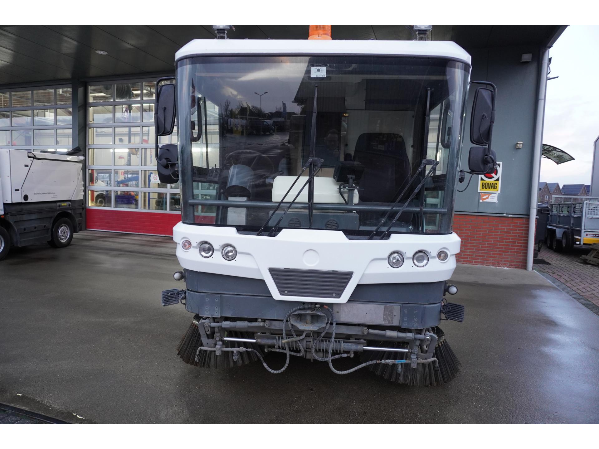 Foto 9 van Ravo 530 Veegmachine Euro 5 RHD 8.738 veeguren