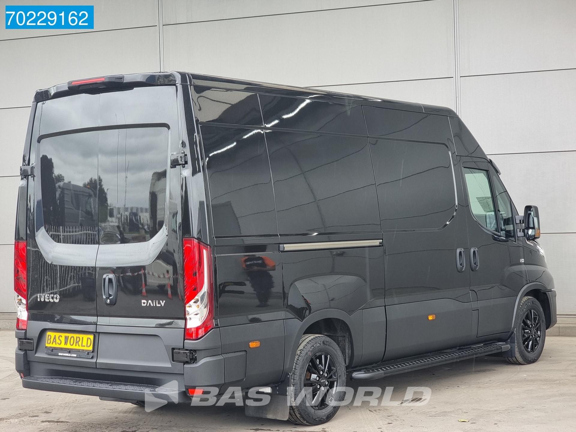 Foto 5 van Iveco 35S18 Automaat Black Edition Bullbar Sidesteps ACC LED Navi Camera 12m3 Airco