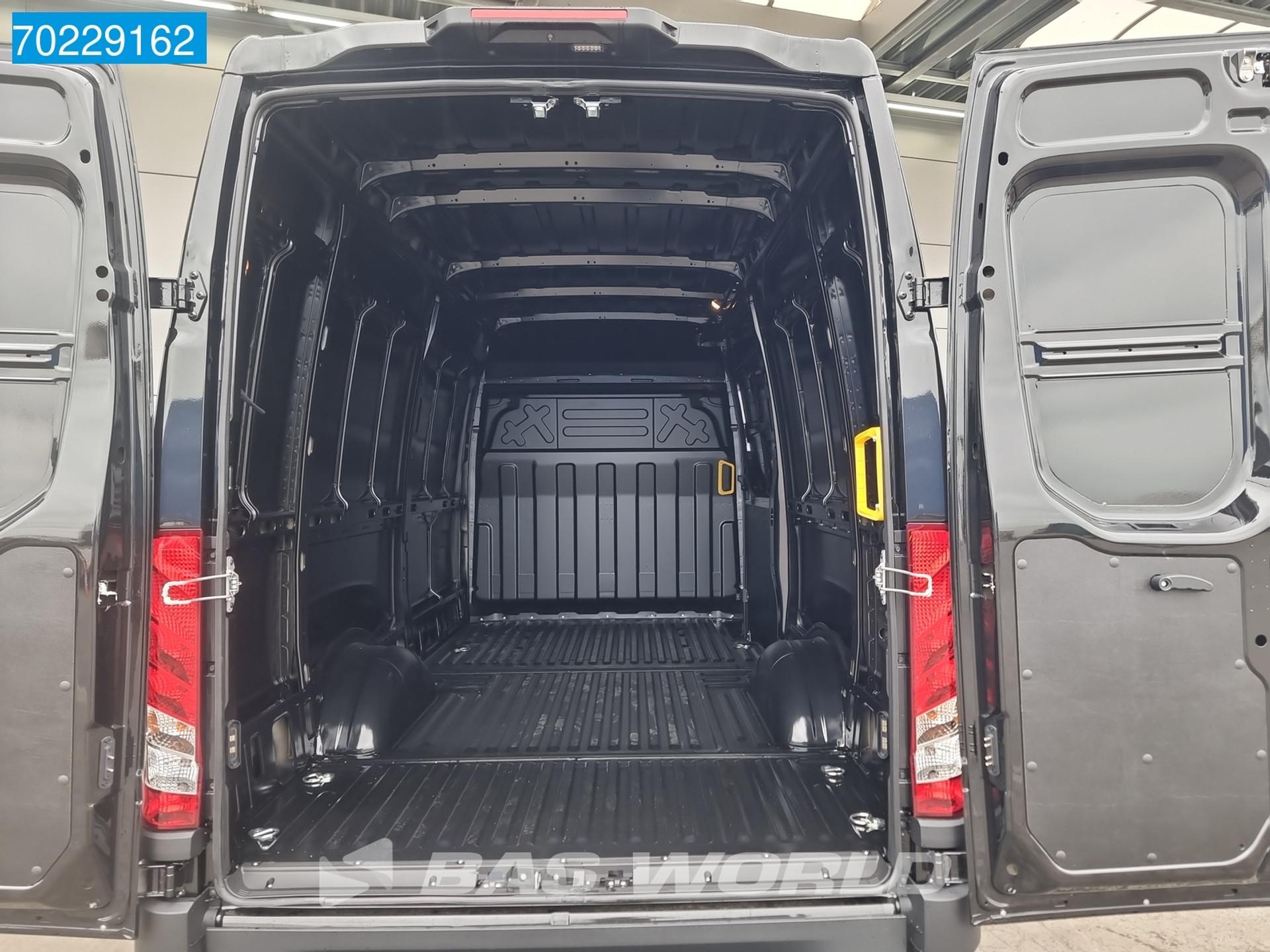 Foto 6 van Iveco 35S18 Automaat Black Edition Bullbar Sidesteps ACC LED Navi Camera 12m3 Airco
