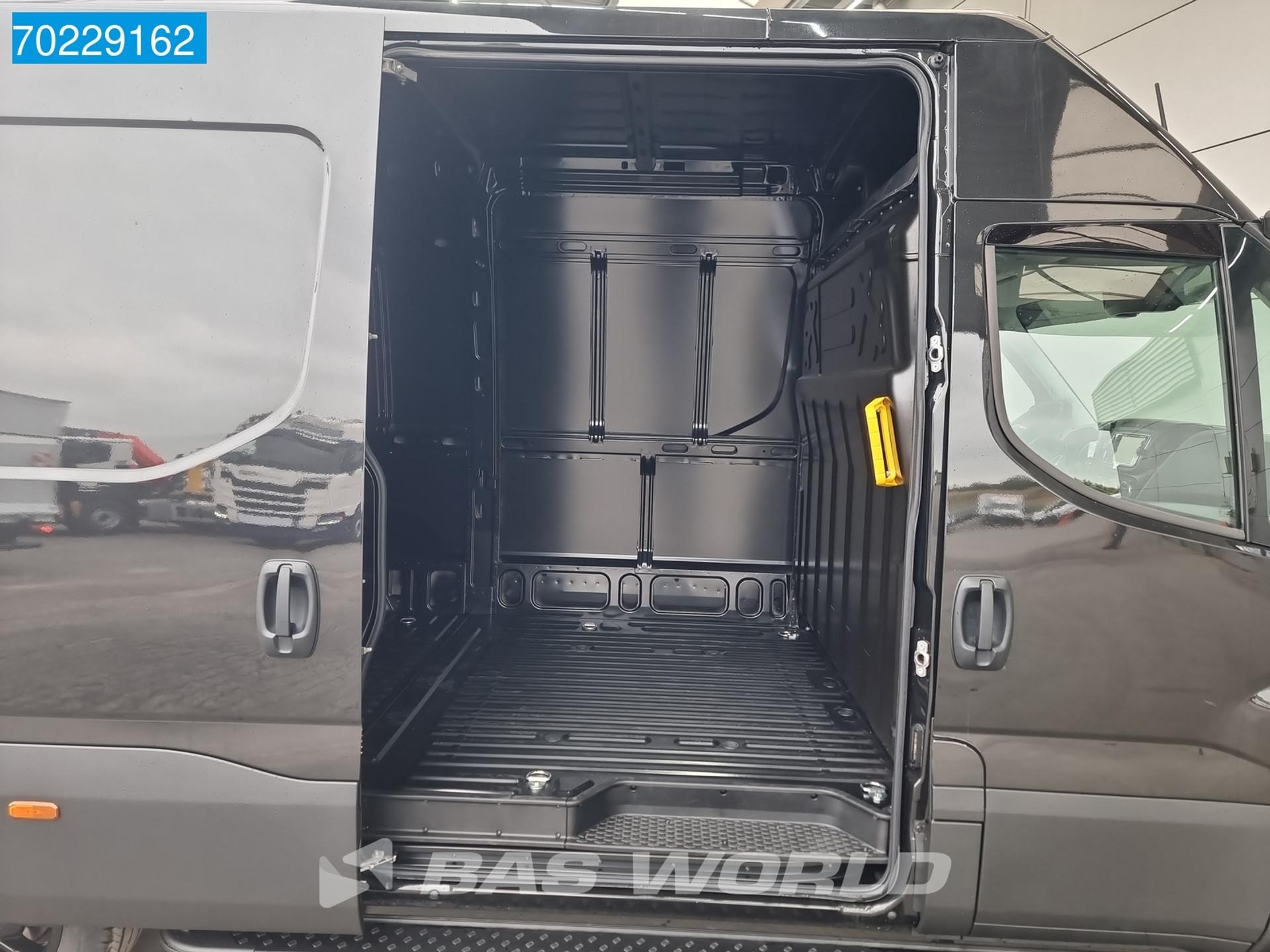 Foto 7 van Iveco 35S18 Automaat Black Edition Bullbar Sidesteps ACC LED Navi Camera 12m3 Airco