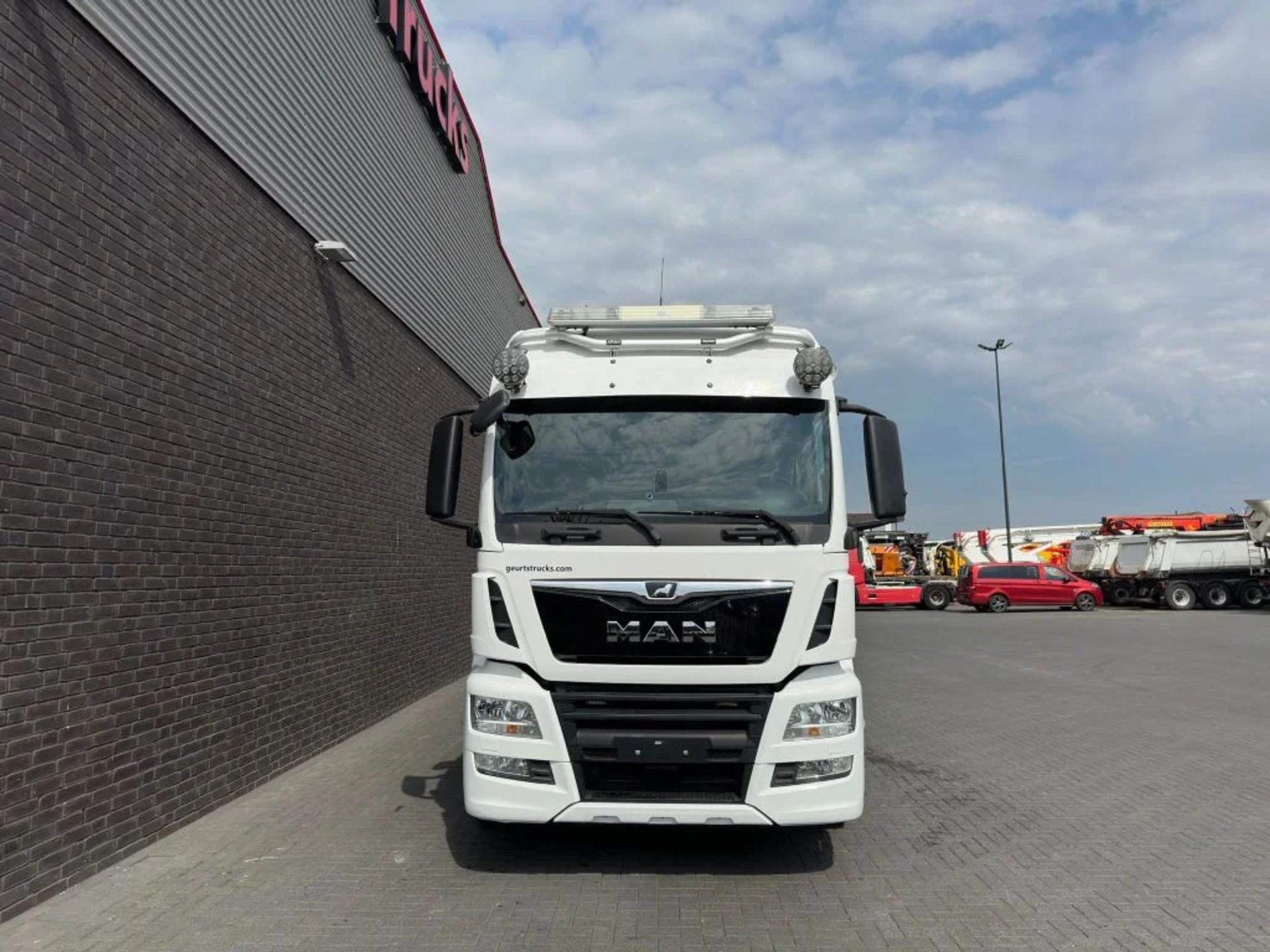 Foto 12 van MAN TGS 26.500 6X2 + HMF 2820-K6 KRAAN/KAN/CRANE/GRUA