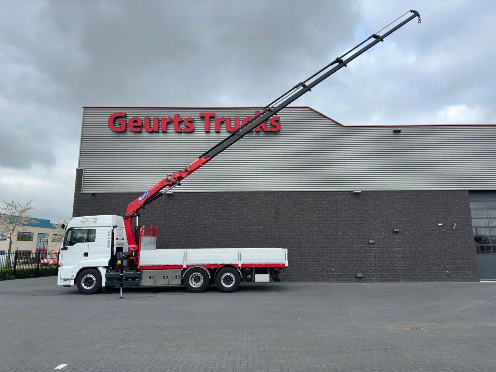 Foto 4 van MAN TGS 26.500 6X2 + HMF 2820-K6 KRAAN/KAN/CRANE/GRUA