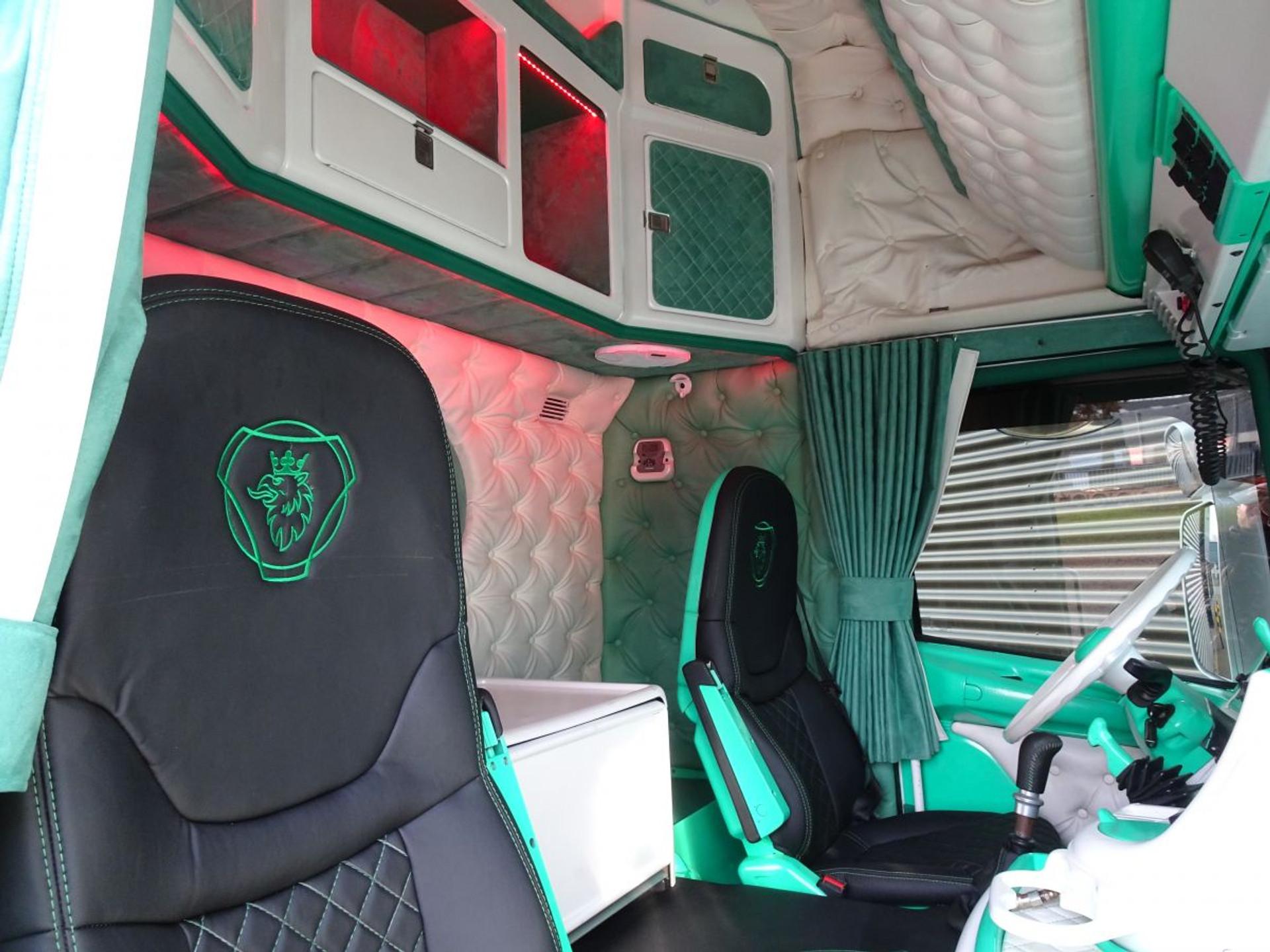 Foto 10 van Scania R164.480 4x2 / RETARDER / MANUAL / SHOWTRUCK