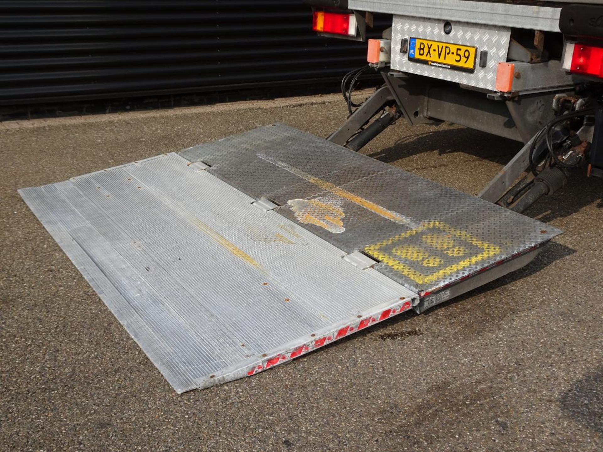 Foto 5 van DAF CF 75.310 / 6x2*4 / TAIL LIFT / ISOLATED CLOSED BOX.