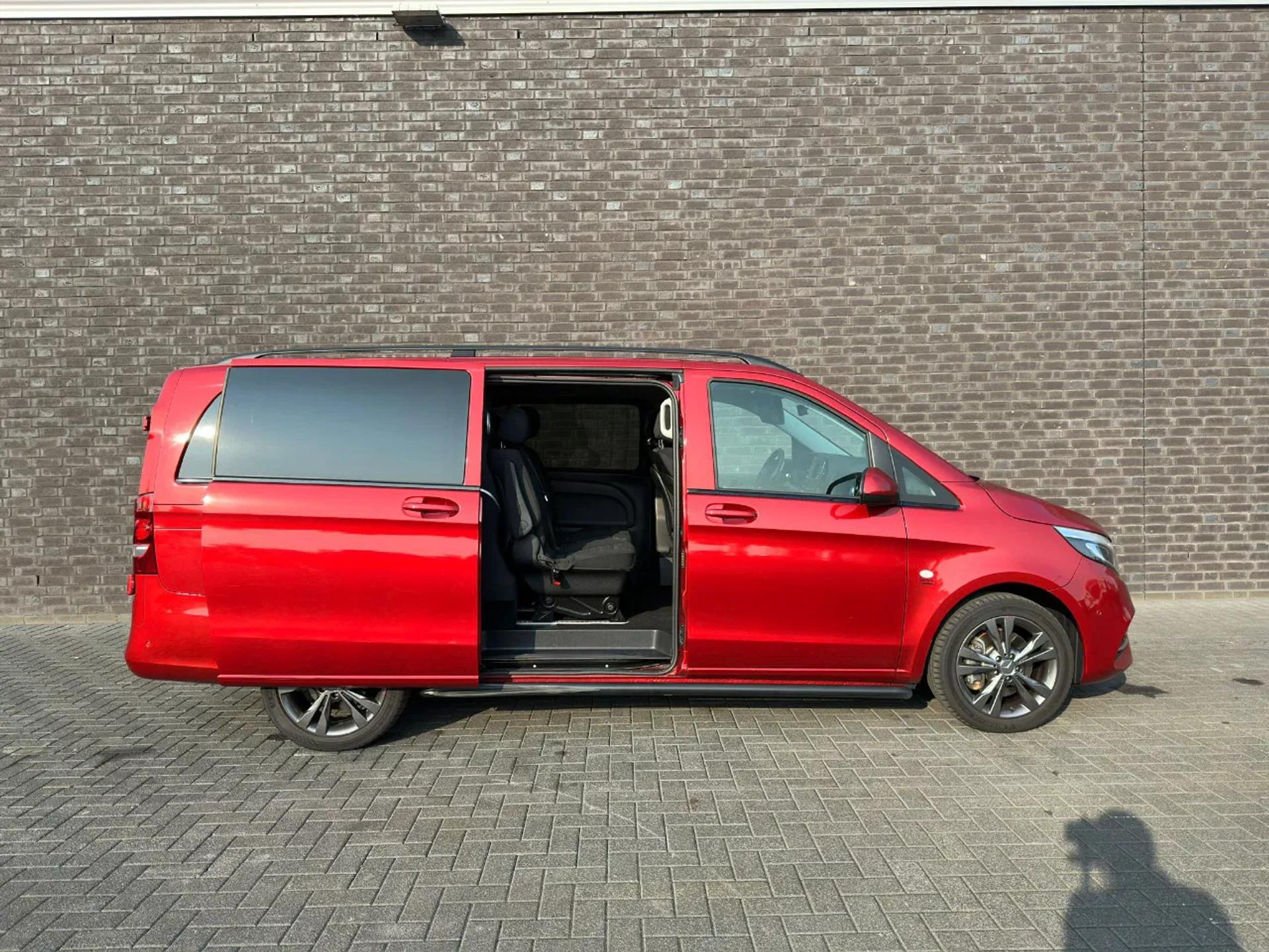Foto 11 van Mercedes-Benz 124 CDI TOURER PRO L2 DUBBEL CAB FULL OPTIONS