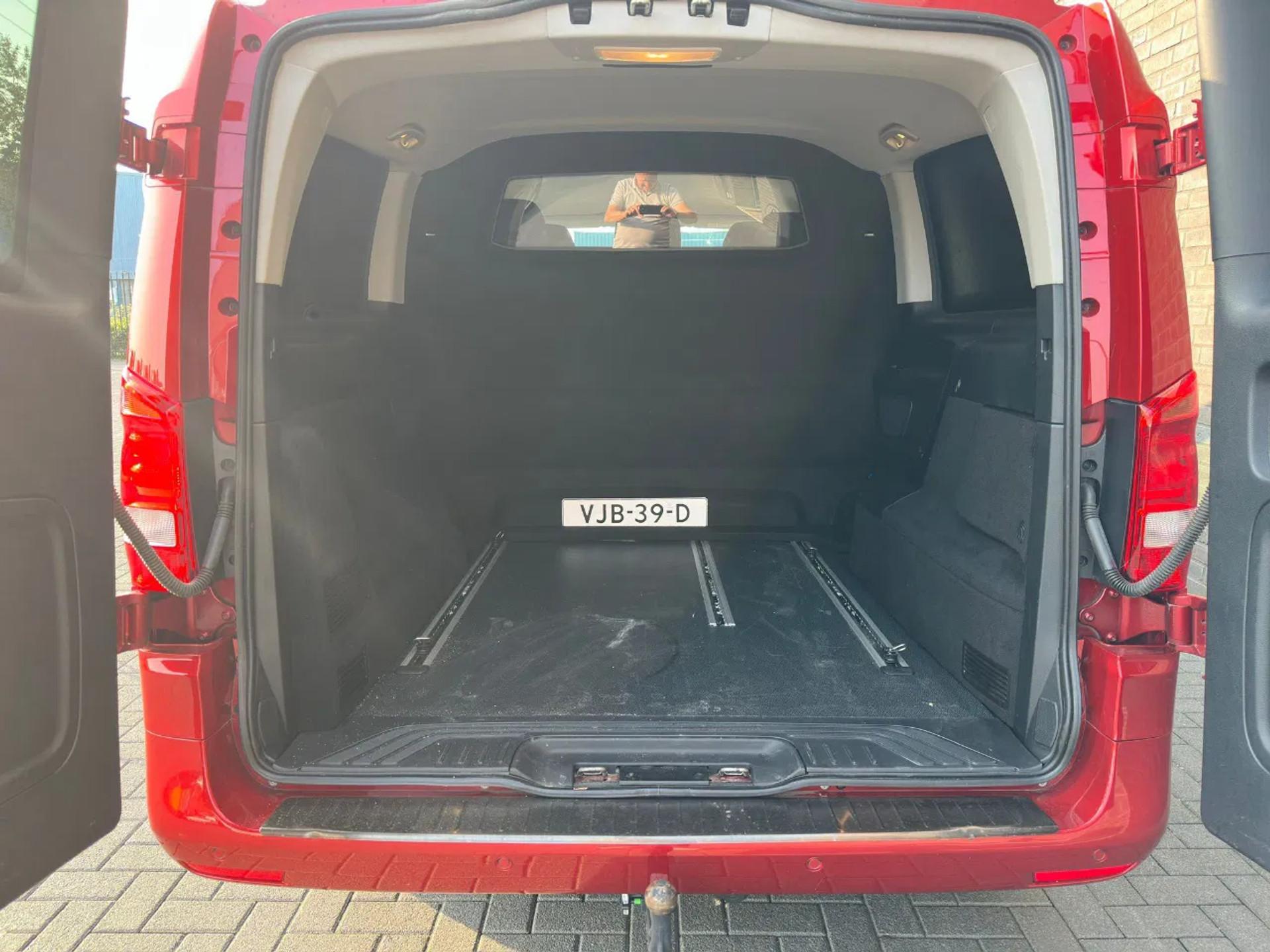 Foto 14 van Mercedes-Benz 124 CDI TOURER PRO L2 DUBBEL CAB FULL OPTIONS