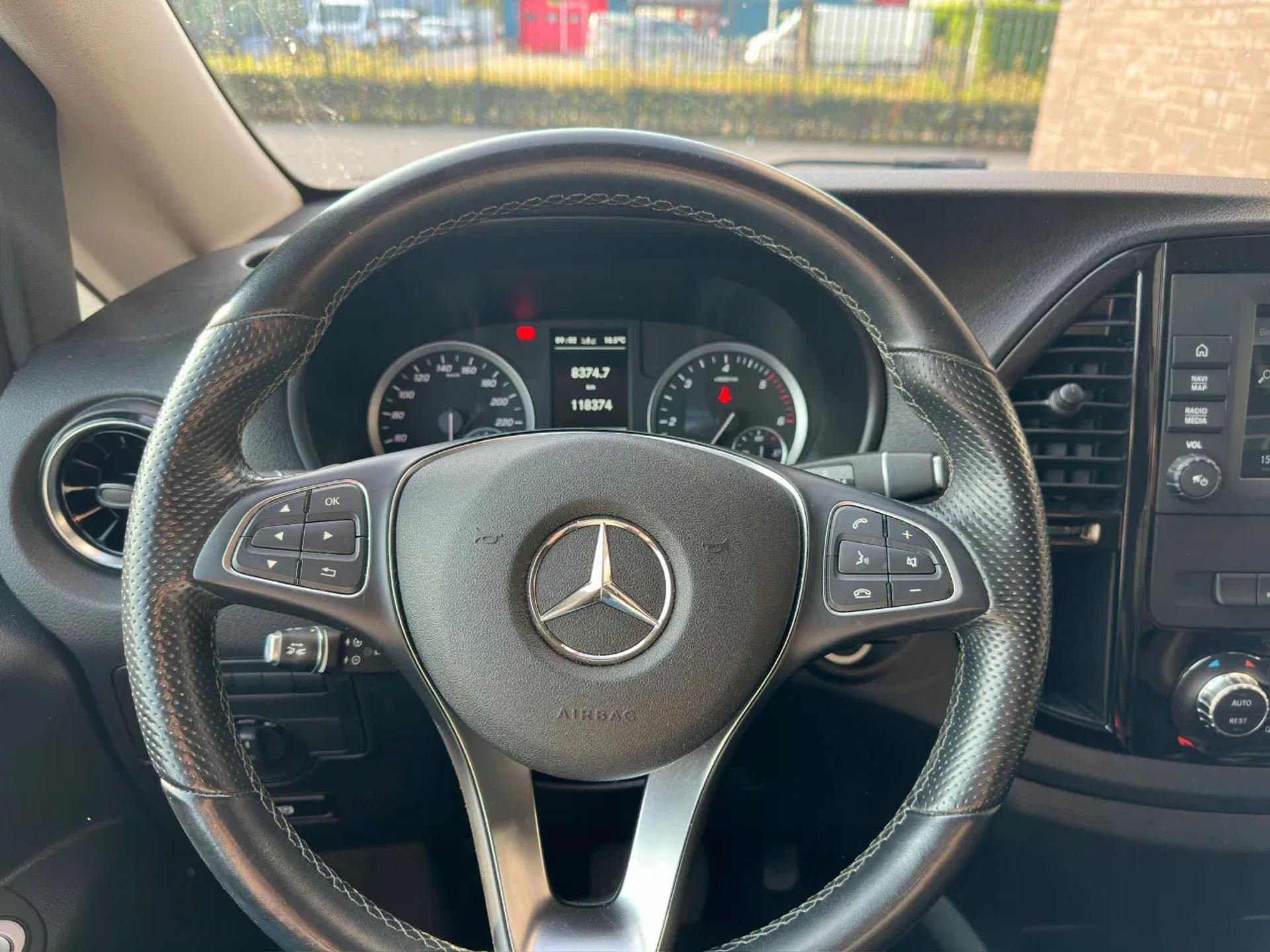 Foto 20 van Mercedes-Benz 124 CDI TOURER PRO L2 DUBBEL CAB FULL OPTIONS