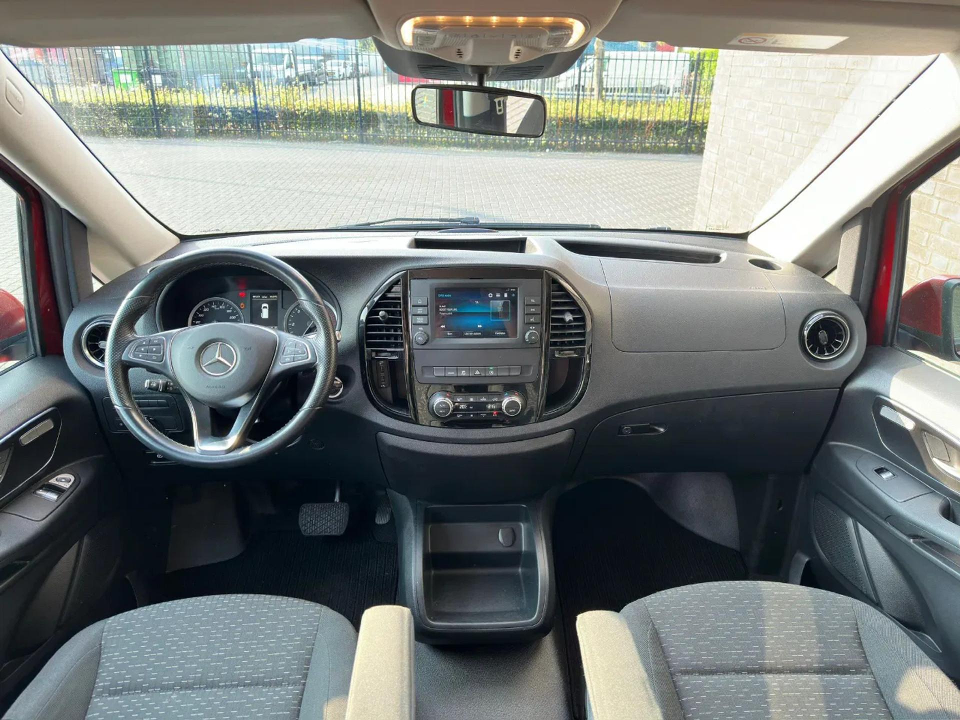 Foto 27 van Mercedes-Benz 124 CDI TOURER PRO L2 DUBBEL CAB FULL OPTIONS