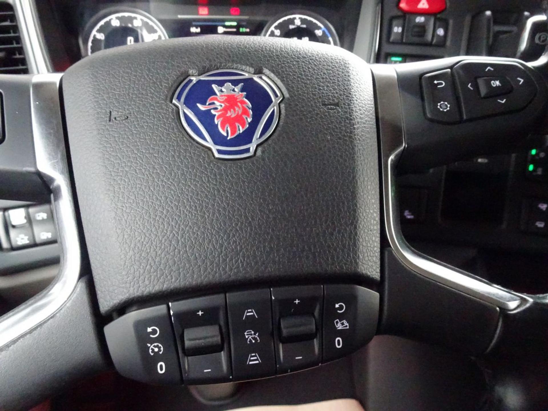 Foto 10 van Scania S650 6x4 / 78T / RETARDER / FULL AIR / HYDRAULICS