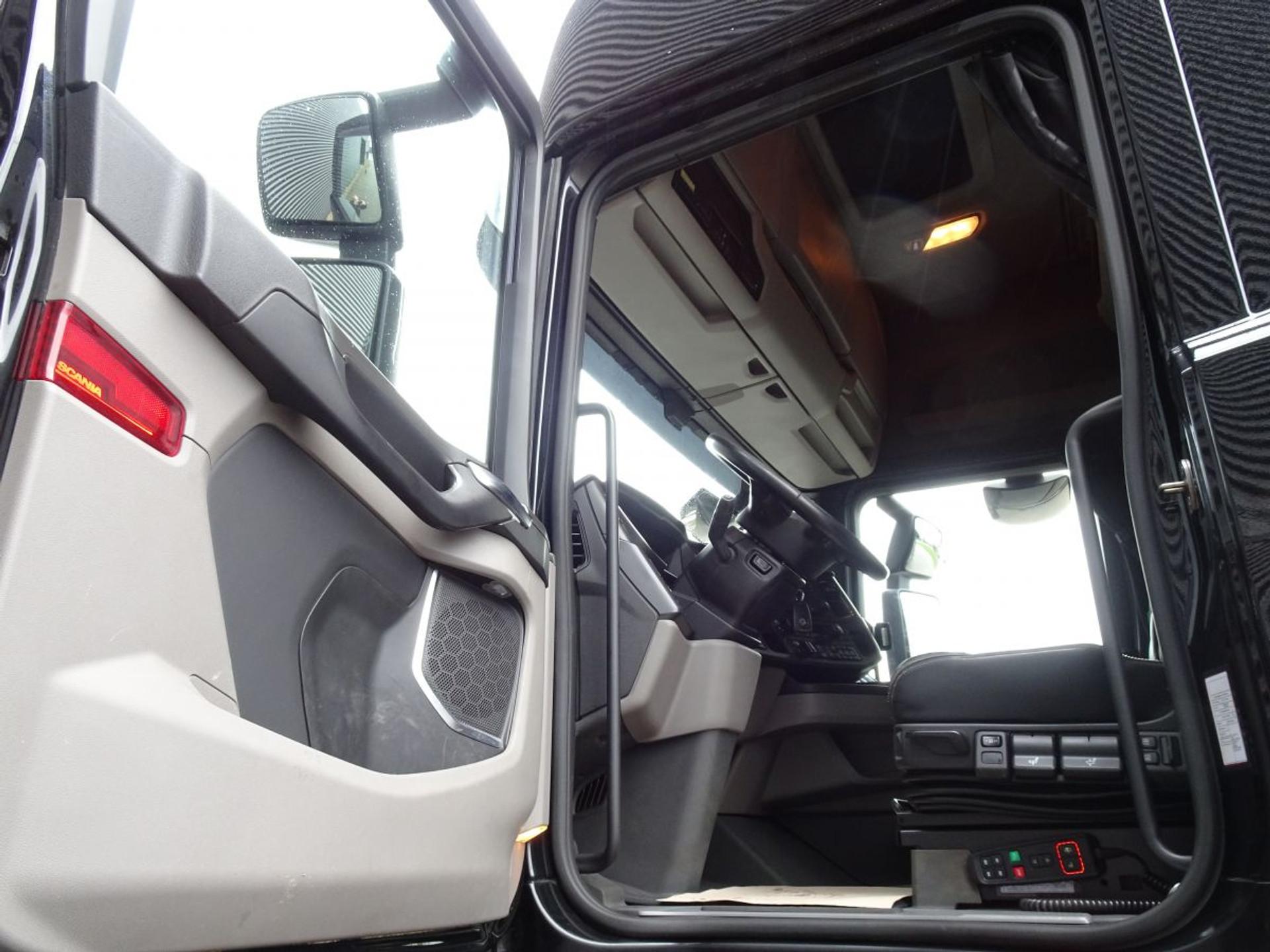 Foto 12 van Scania S650 6x4 / 78T / RETARDER / FULL AIR / HYDRAULICS