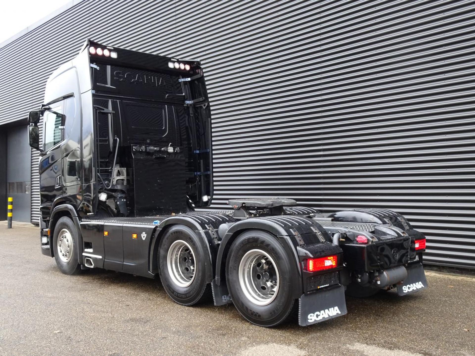 Foto 4 van Scania S650 6x4 / 78T / RETARDER / FULL AIR / HYDRAULICS