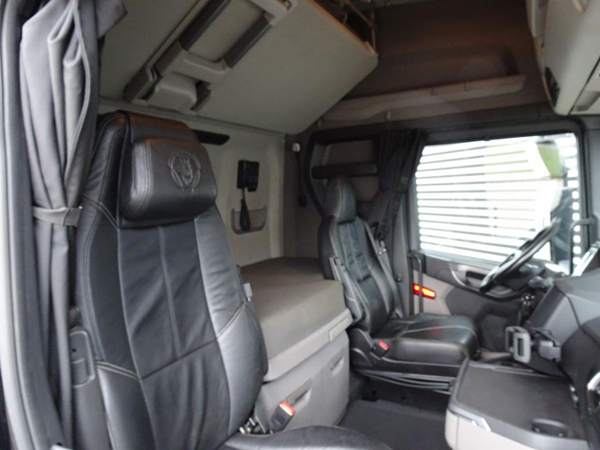 Foto 7 van Scania S650 6x4 / 78T / RETARDER / FULL AIR / HYDRAULICS
