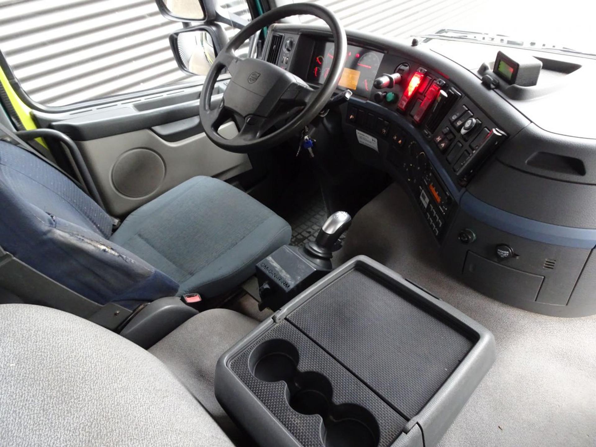 Foto 15 van Terberg FM1350 6X6 EURO 5 / Z KRAN + 2 SIDE TIPPER