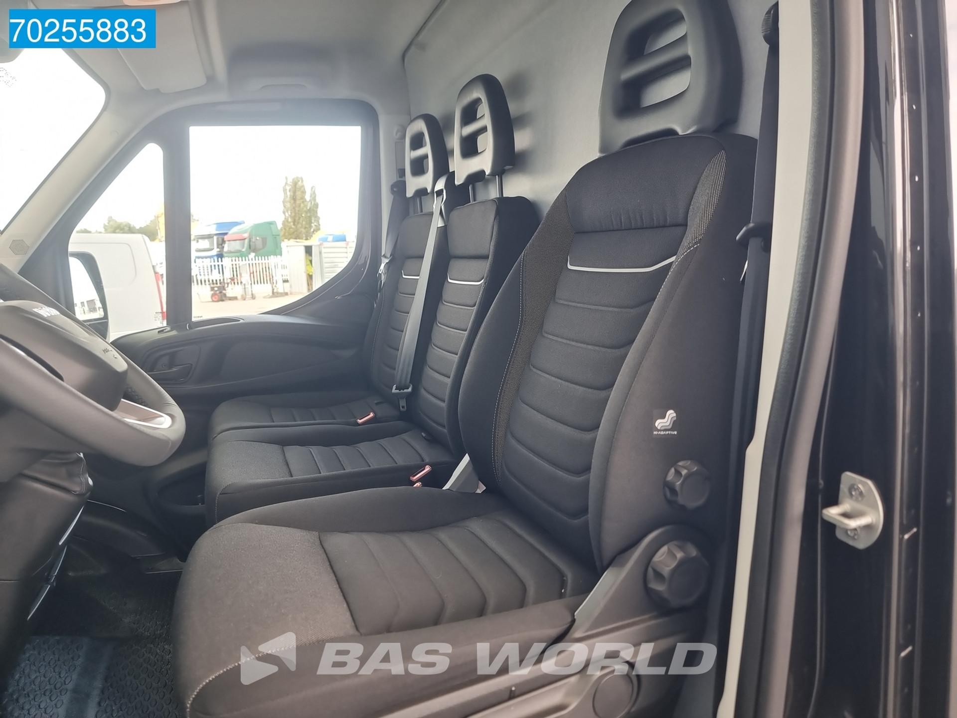 Foto 11 van Iveco 35S18 3.0L Automaat L2H2 LED ACC Navi Camera LM Velgen 12m3 Airco