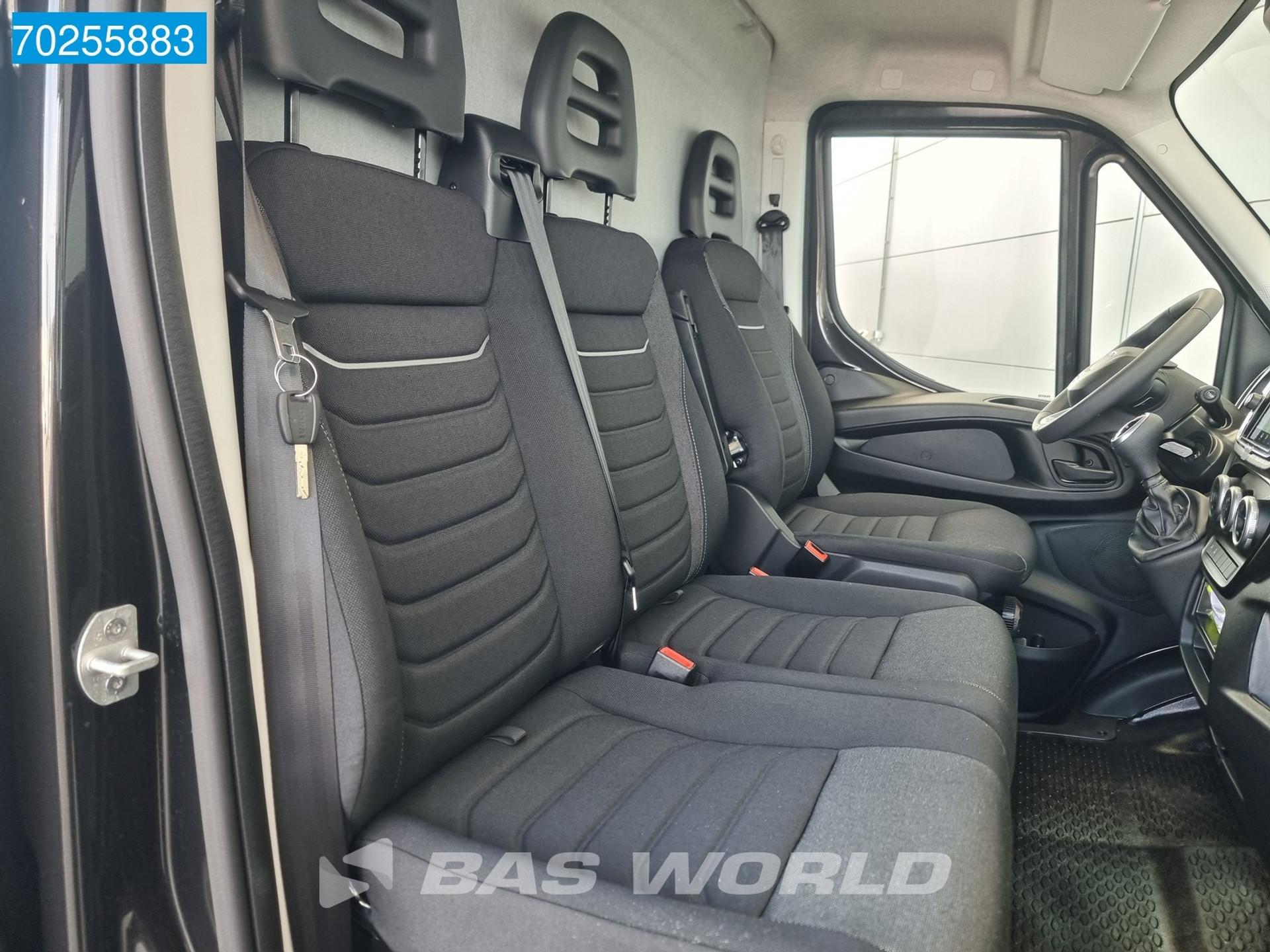 Foto 12 van Iveco 35S18 3.0L Automaat L2H2 LED ACC Navi Camera LM Velgen 12m3 Airco