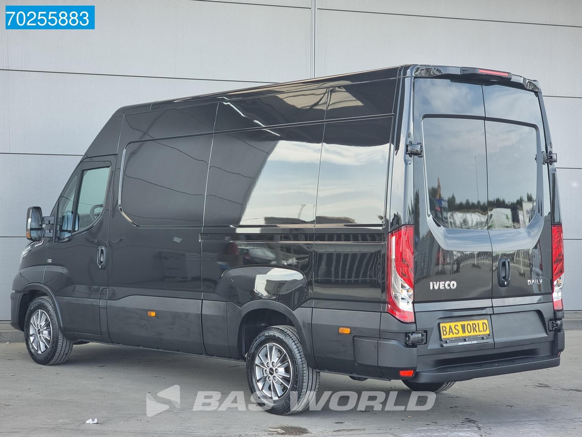 Foto 2 van Iveco 35S18 3.0L Automaat L2H2 LED ACC Navi Camera LM Velgen 12m3 Airco