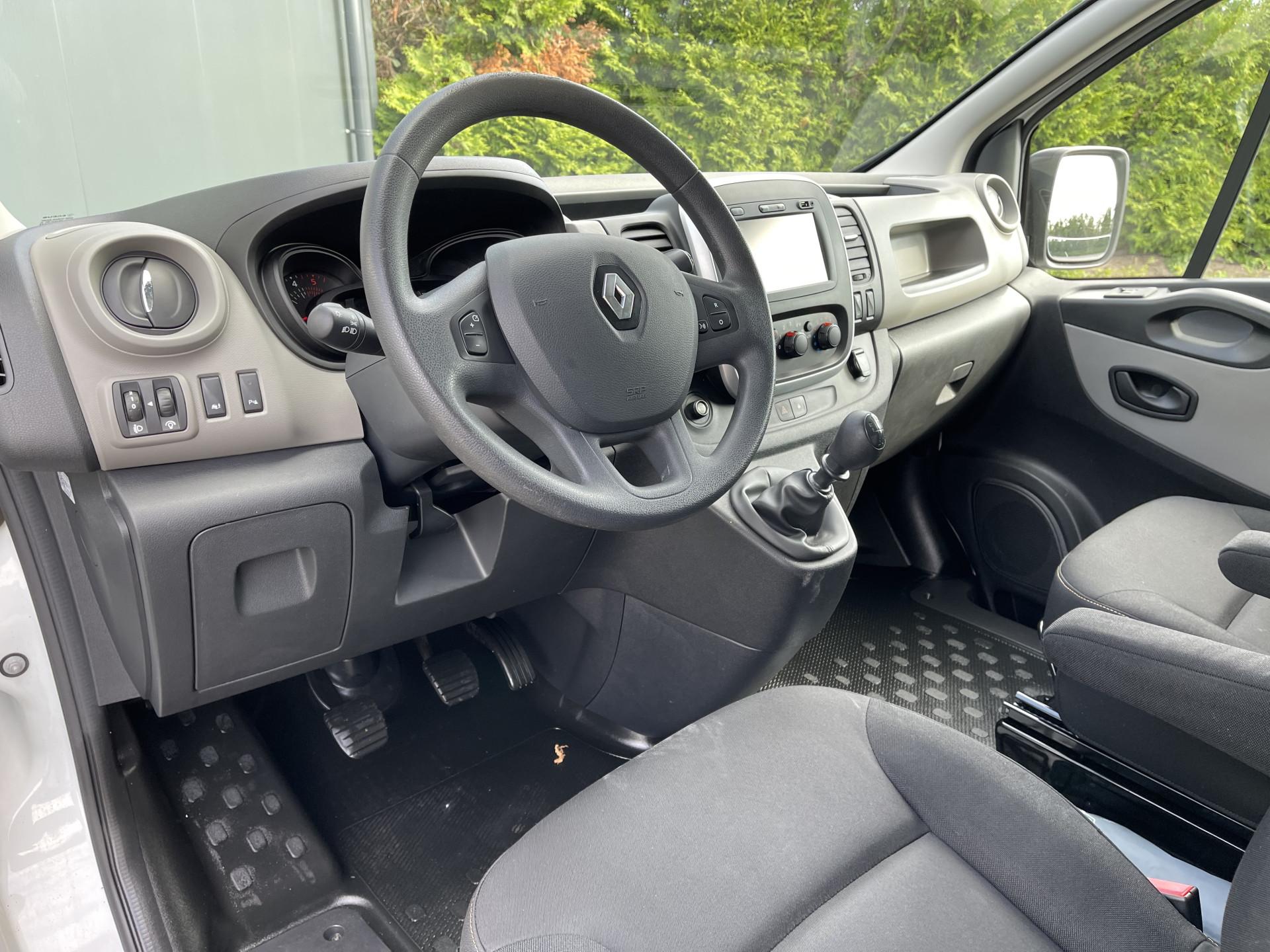 Foto 6 van Renault 1.6 dCi 126 PK / L1H1 / 1e EIG. / IMPERIAAL / TREKHAAK / AIRCO / CRUISE / NAVI