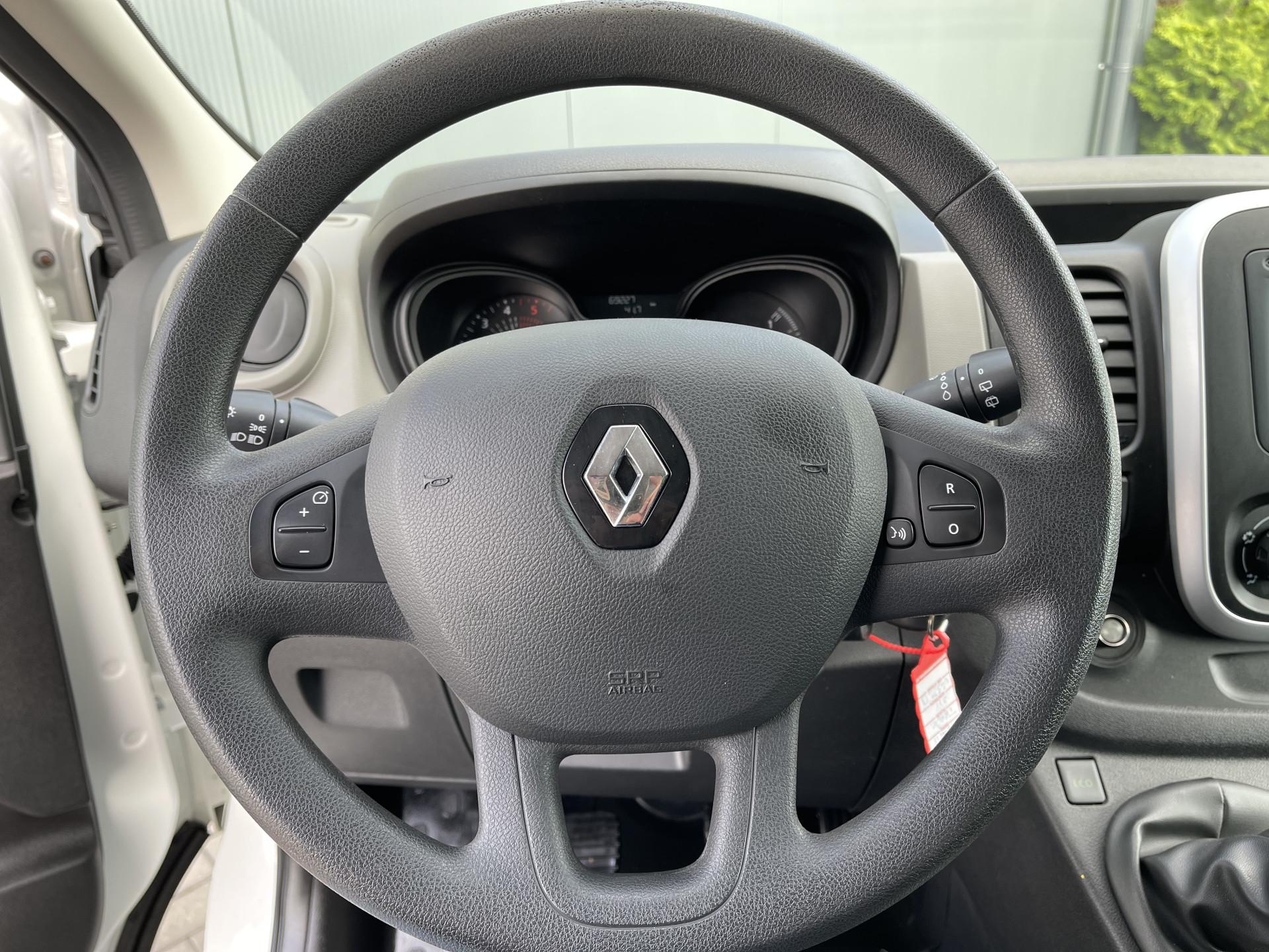 Foto 9 van Renault 1.6 dCi 126 PK / L1H1 / 1e EIG. / IMPERIAAL / TREKHAAK / AIRCO / CRUISE / NAVI