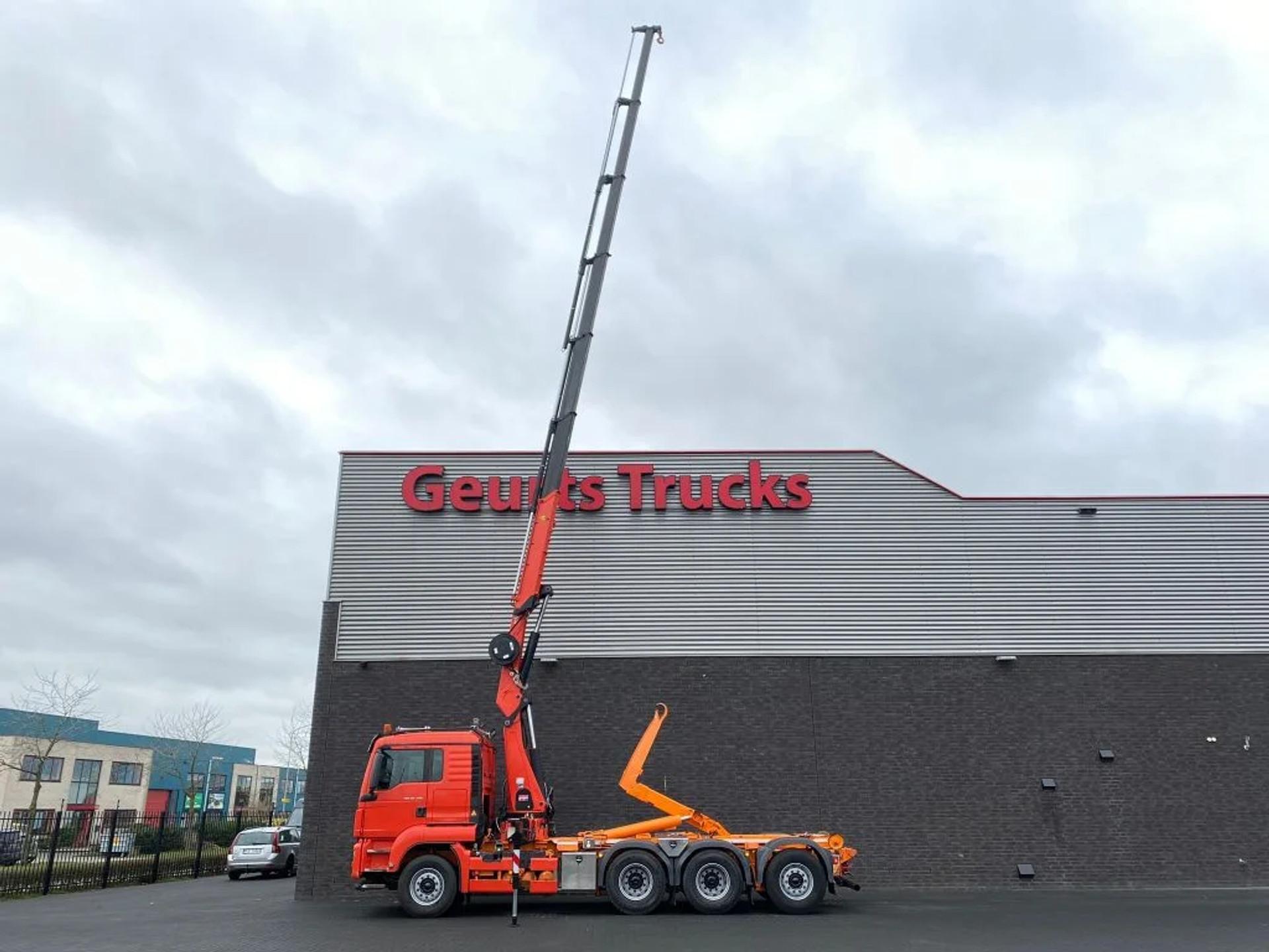 Foto 4 van MAN TGS 35.480 8X4 TRIDEM + 20 TON HAAKARM + HMF 3220-K6 KRAAN/KRAN/CRANE/GRUA