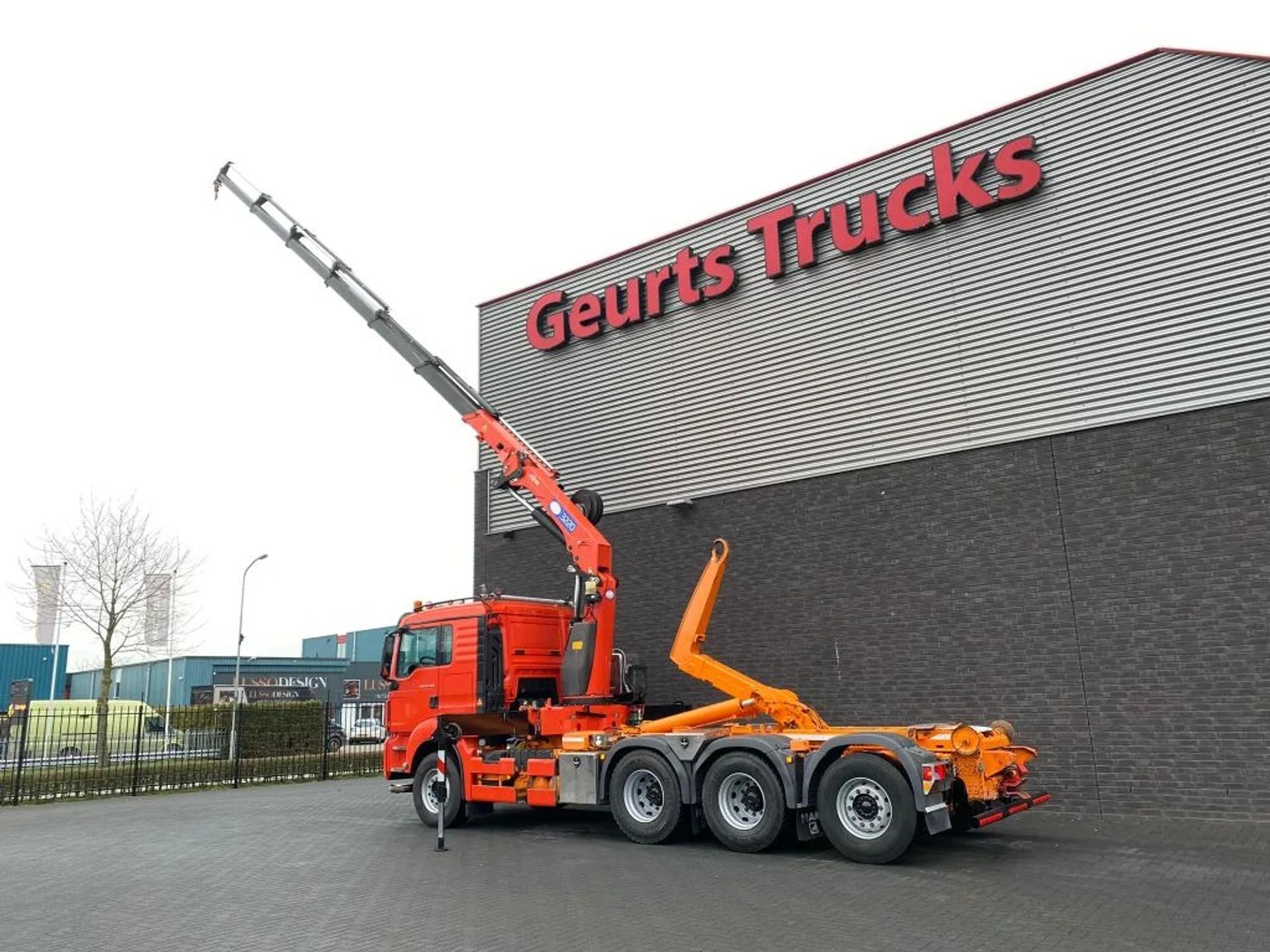 Foto 6 van MAN TGS 35.480 8X4 TRIDEM + 20 TON HAAKARM + HMF 3220-K6 KRAAN/KRAN/CRANE/GRUA