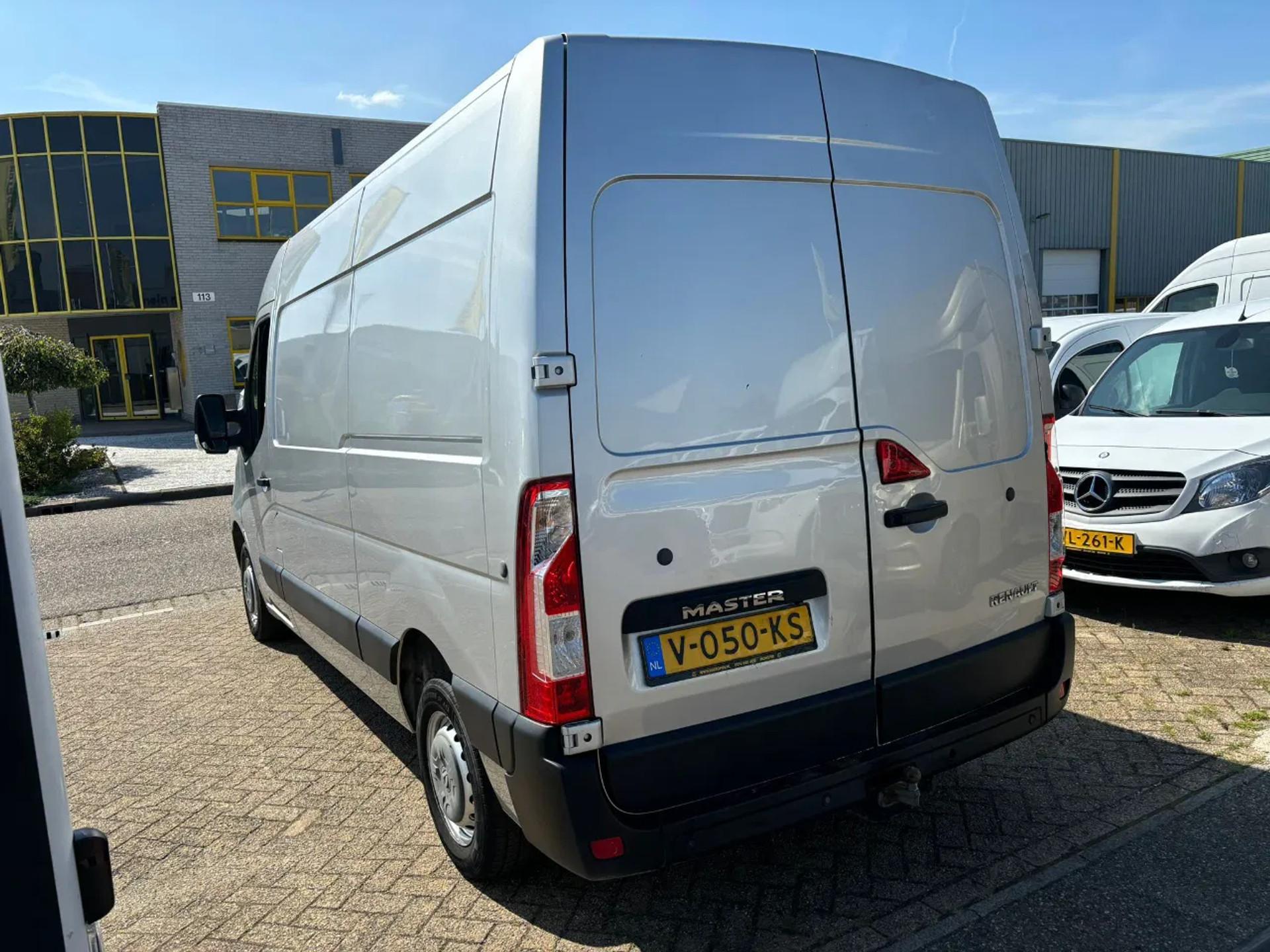 Foto 5 van Renault 2.3DCI L2H2 Airco Navi Cruisecontrol Trekhaak EURO 6