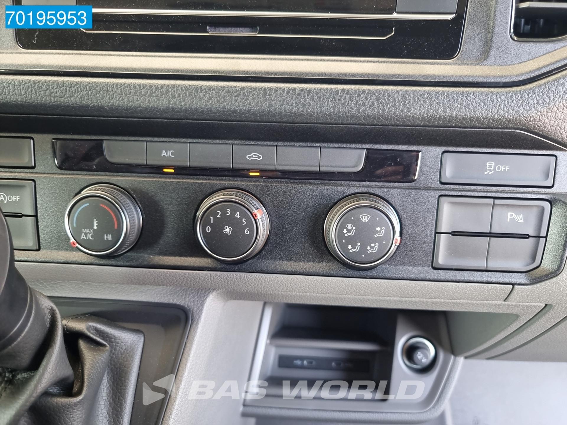 Foto 16 van Volkswagen 140pk L3H3/Airco/Cruise/Camera/Apple Carplay/Parkeersensoren Voor+Achter/Multifunctioneel stuur 11m3 Airco