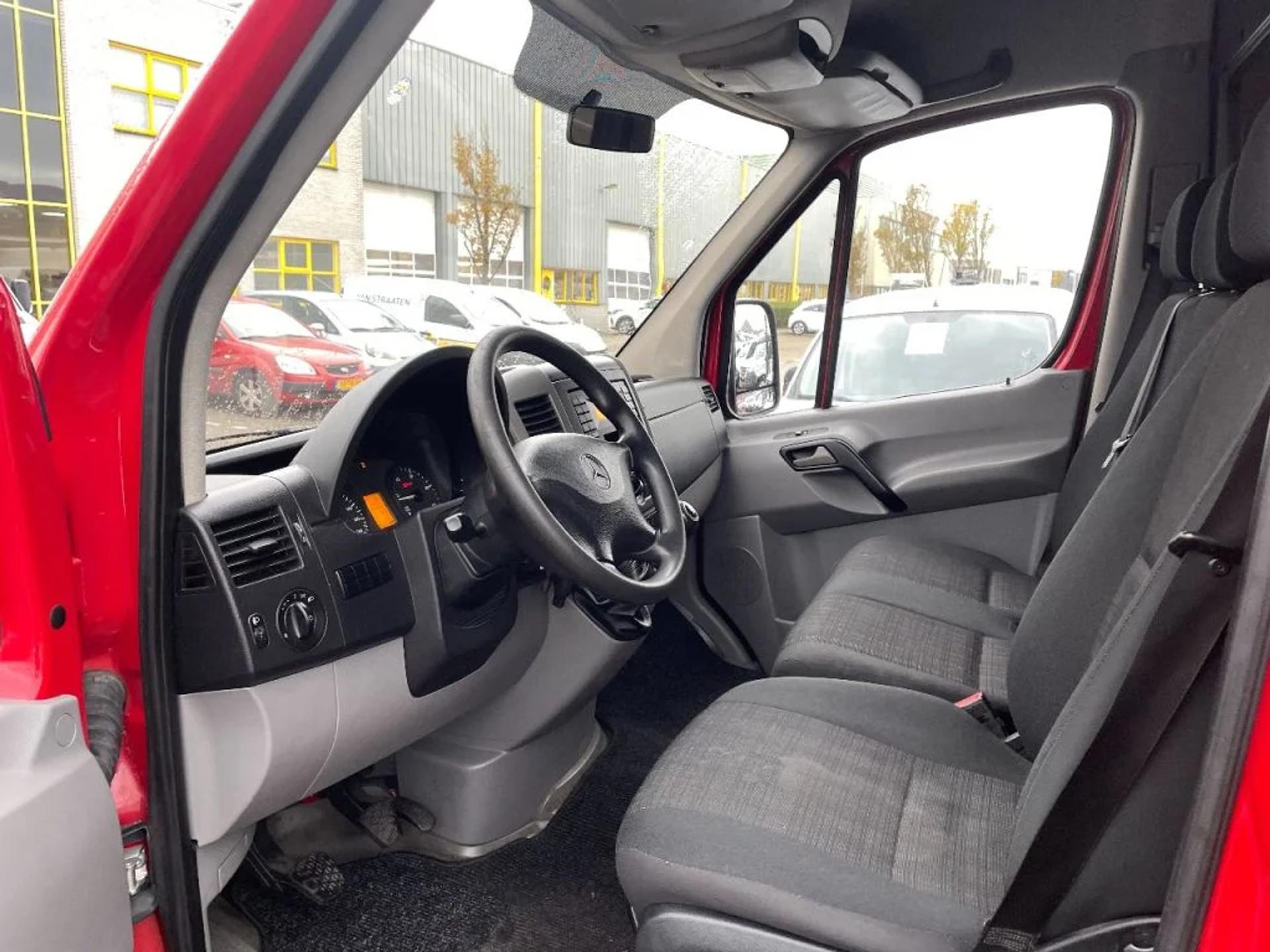 Foto 6 van Mercedes-Benz Sprinter 210CDI L2H2 270 Graden Deuren