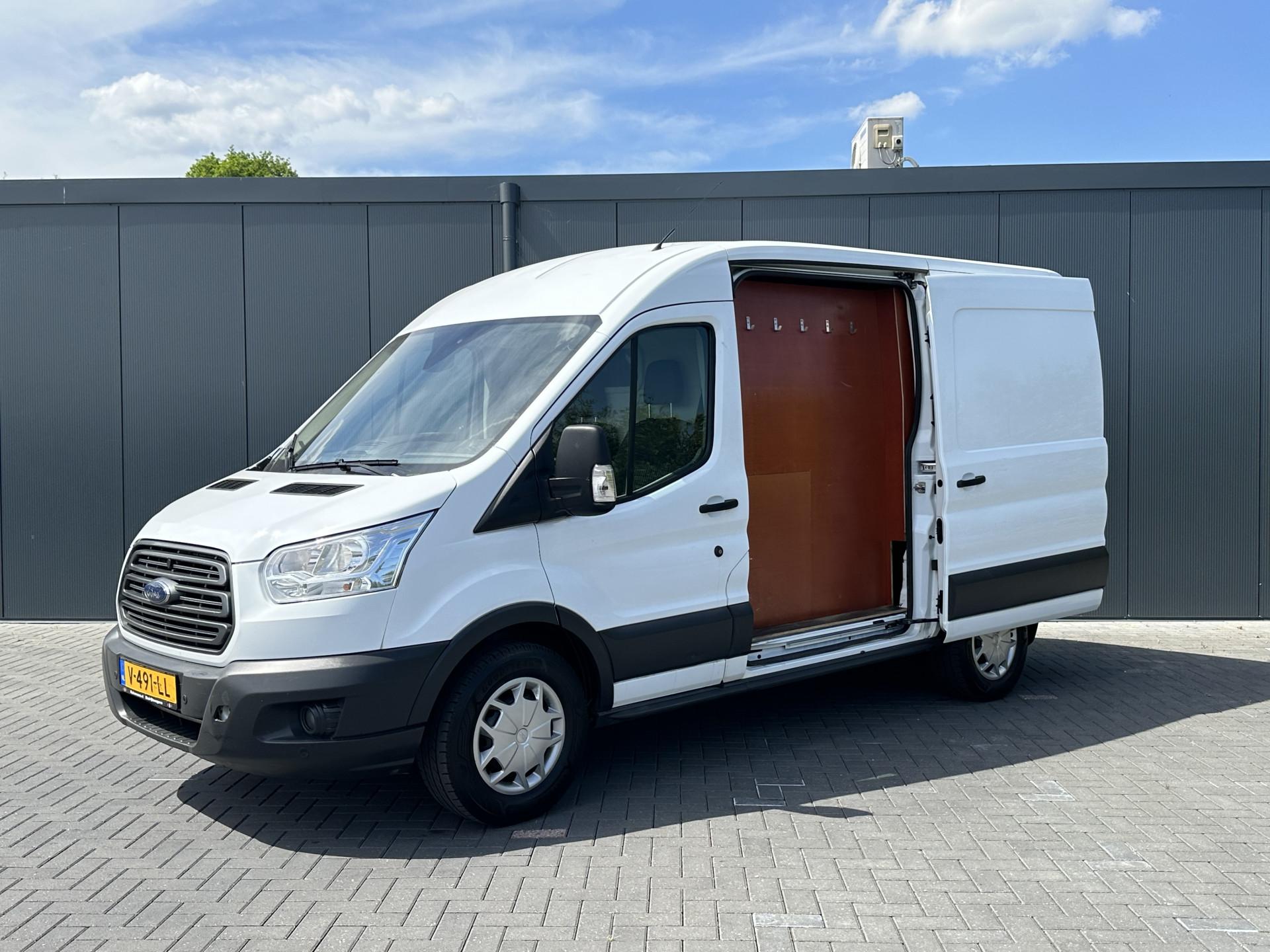 Foto 2 van Ford 350 2.0 TDCI 131 PK E6 / L2H2 / 2x SCHUIFDEUR / AIRCO / CRUISE / NAVI / CAMERA / INRICHTING/ 2750 KG TREKHAAK