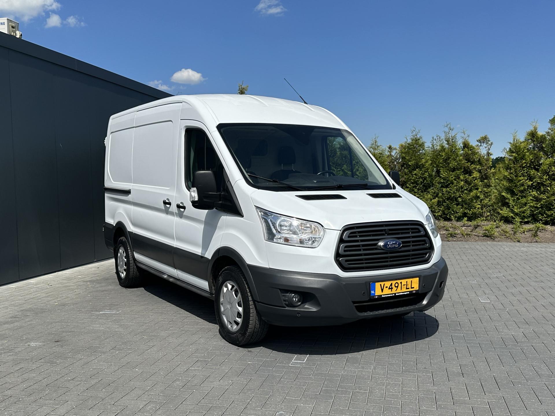 Foto 3 van Ford 350 2.0 TDCI 131 PK E6 / L2H2 / 2x SCHUIFDEUR / AIRCO / CRUISE / NAVI / CAMERA / INRICHTING/ 2750 KG TREKHAAK