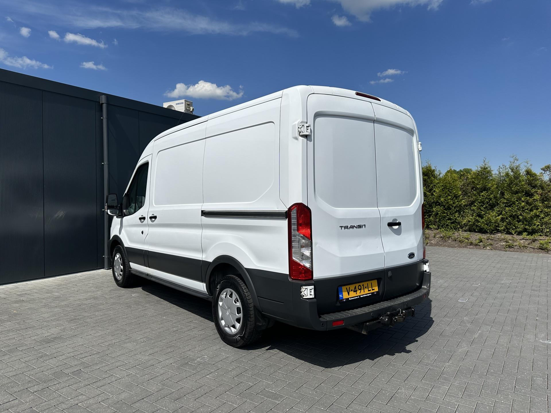 Foto 4 van Ford 350 2.0 TDCI 131 PK E6 / L2H2 / 2x SCHUIFDEUR / AIRCO / CRUISE / NAVI / CAMERA / INRICHTING/ 2750 KG TREKHAAK