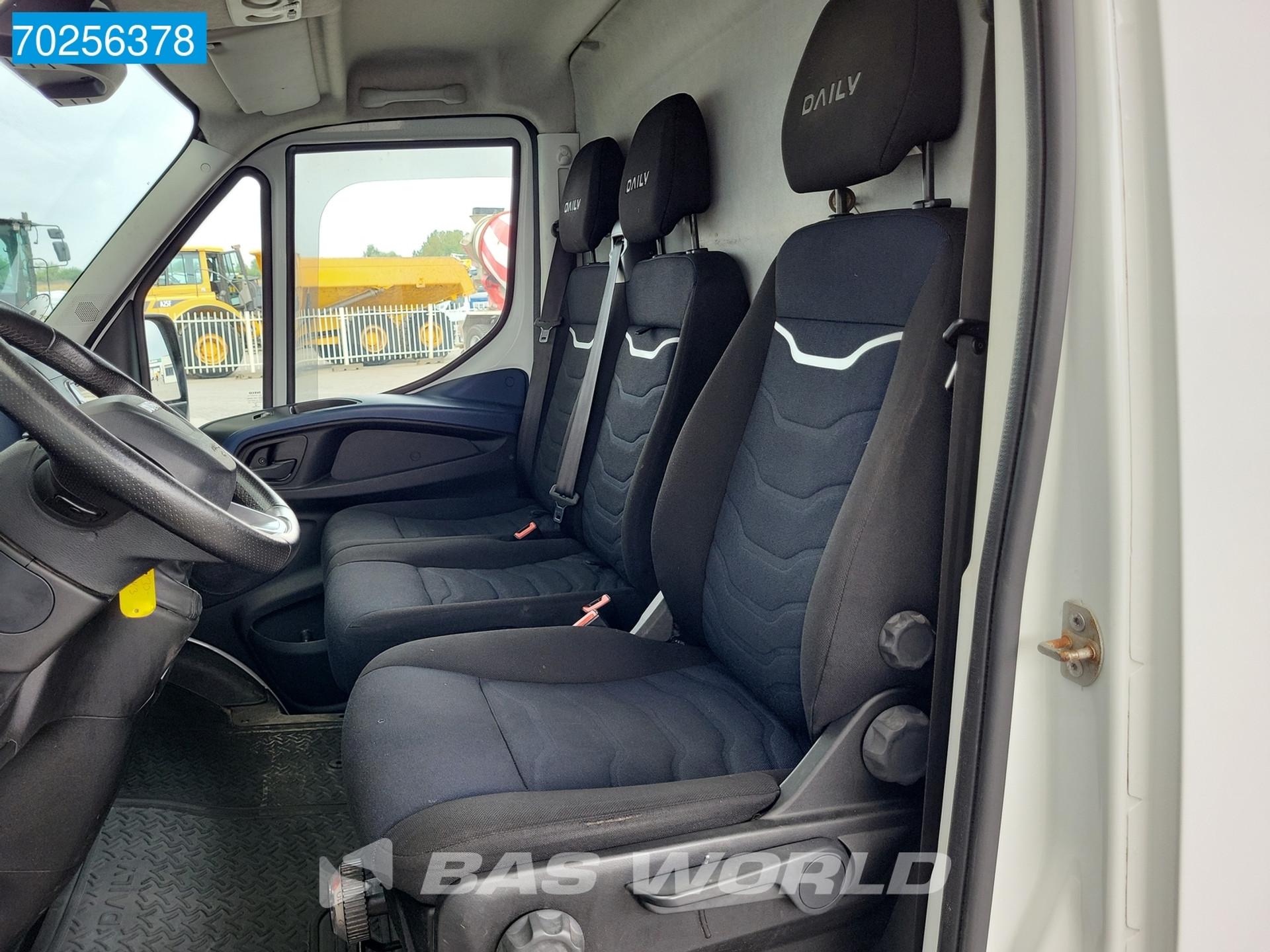 Foto 16 van Iveco 35S18 3.0L L2H2 Automaat LED Airco ACC Camera Navi Parkeersensoren 3500kg trekhaak 12m3 Airco Trekhaak