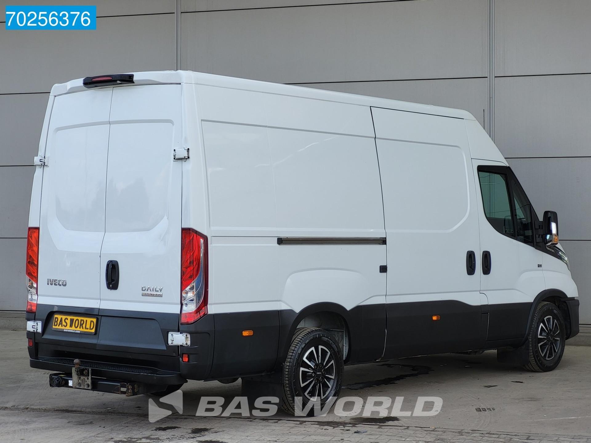 Foto 9 van Iveco 35S18 3.0L L2H2 Automaat LED Airco ACC Camera Navi Parkeersensoren 3500kg trekhaak 12m3 Airco Trekhaak