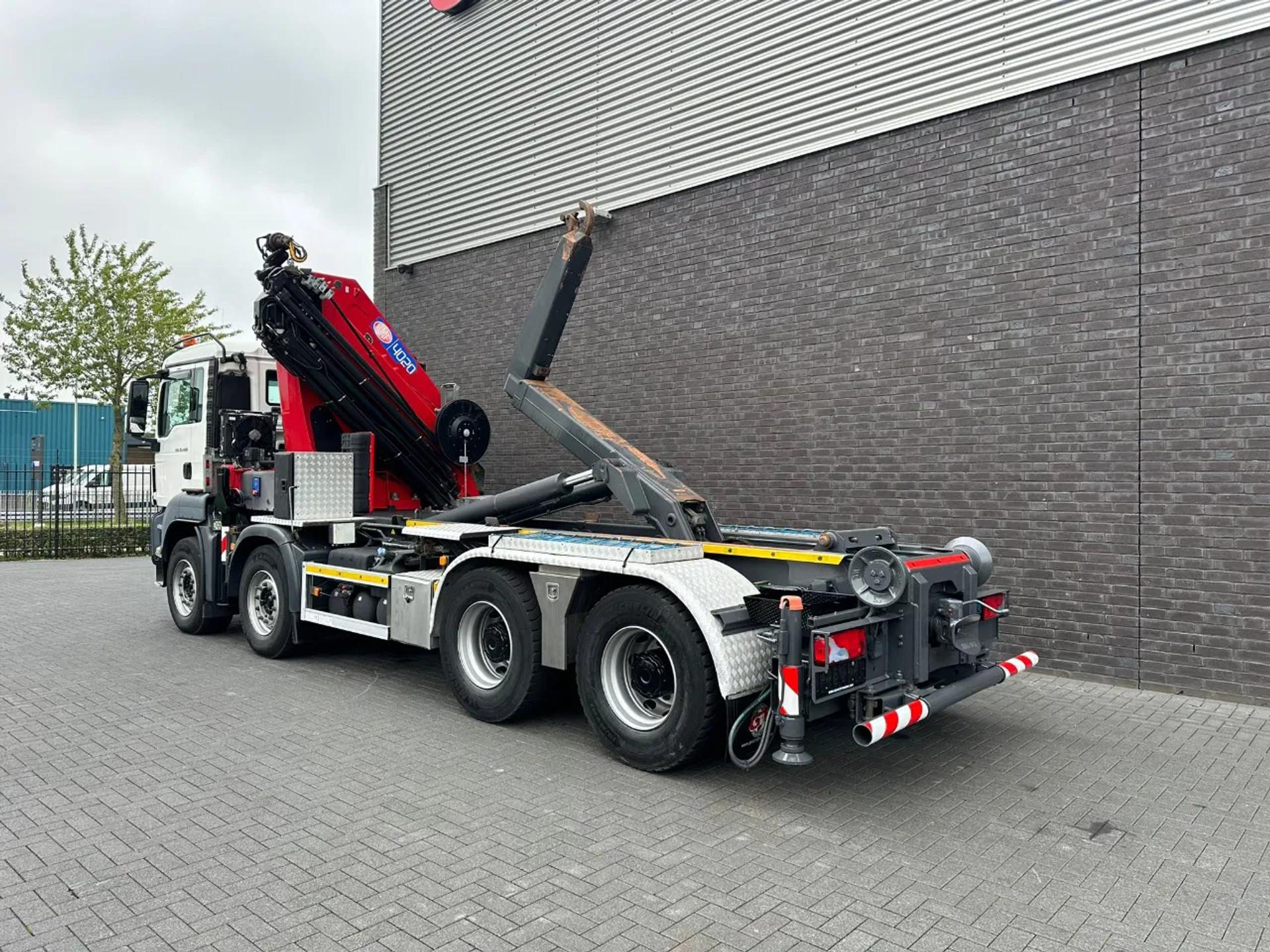 Foto 15 van MAN TGS 35.400 8X4 MET VDL S-20-5500 HAAKARMSYSTEEM + HMF 4020-K8 KRAAN/KRAN/CRANE/GRUA