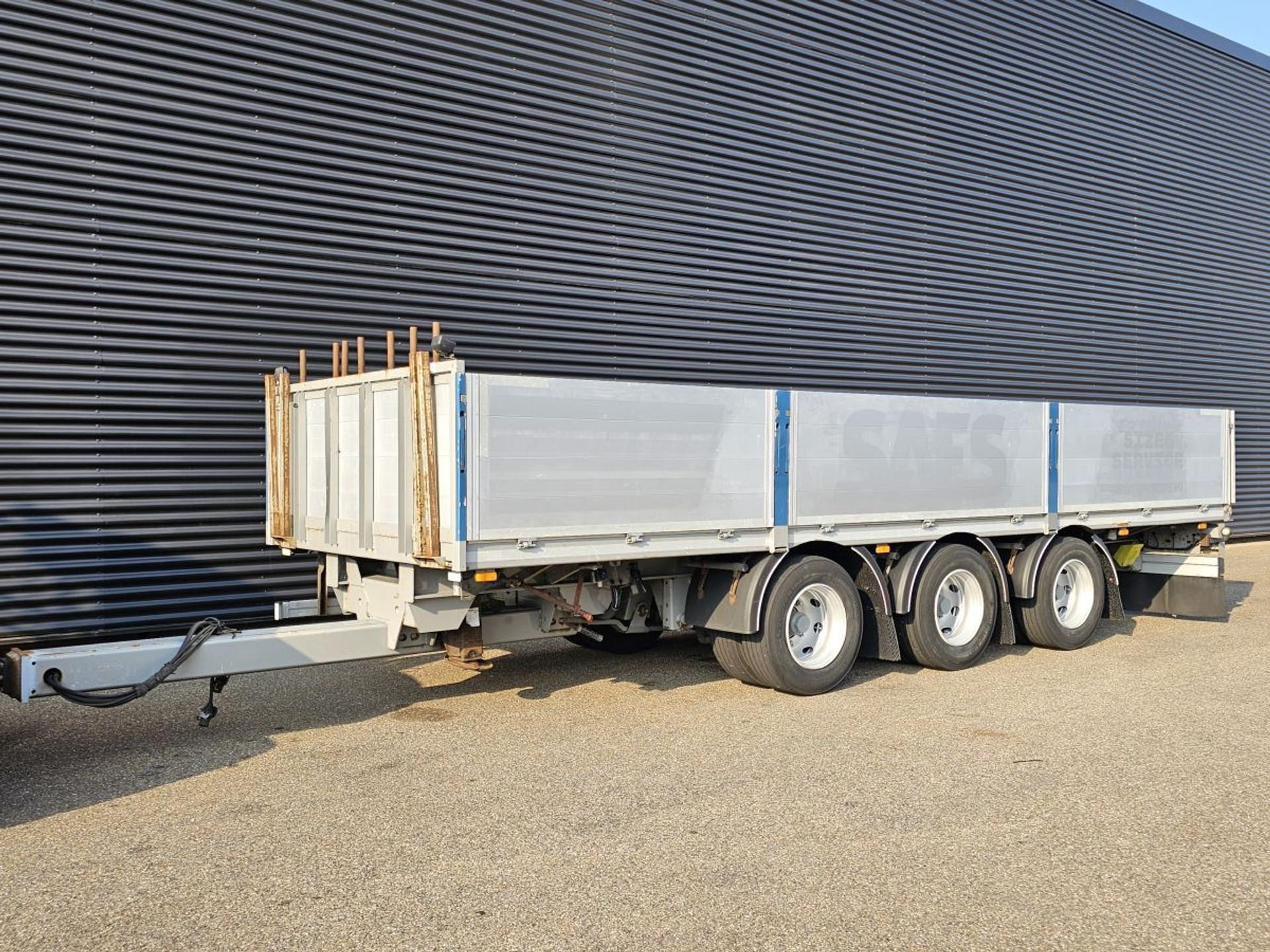 Foto 1 van Fynkar K324T / 3 AXLE / 2 X LIFT AXLE / TWIST-LOCKS