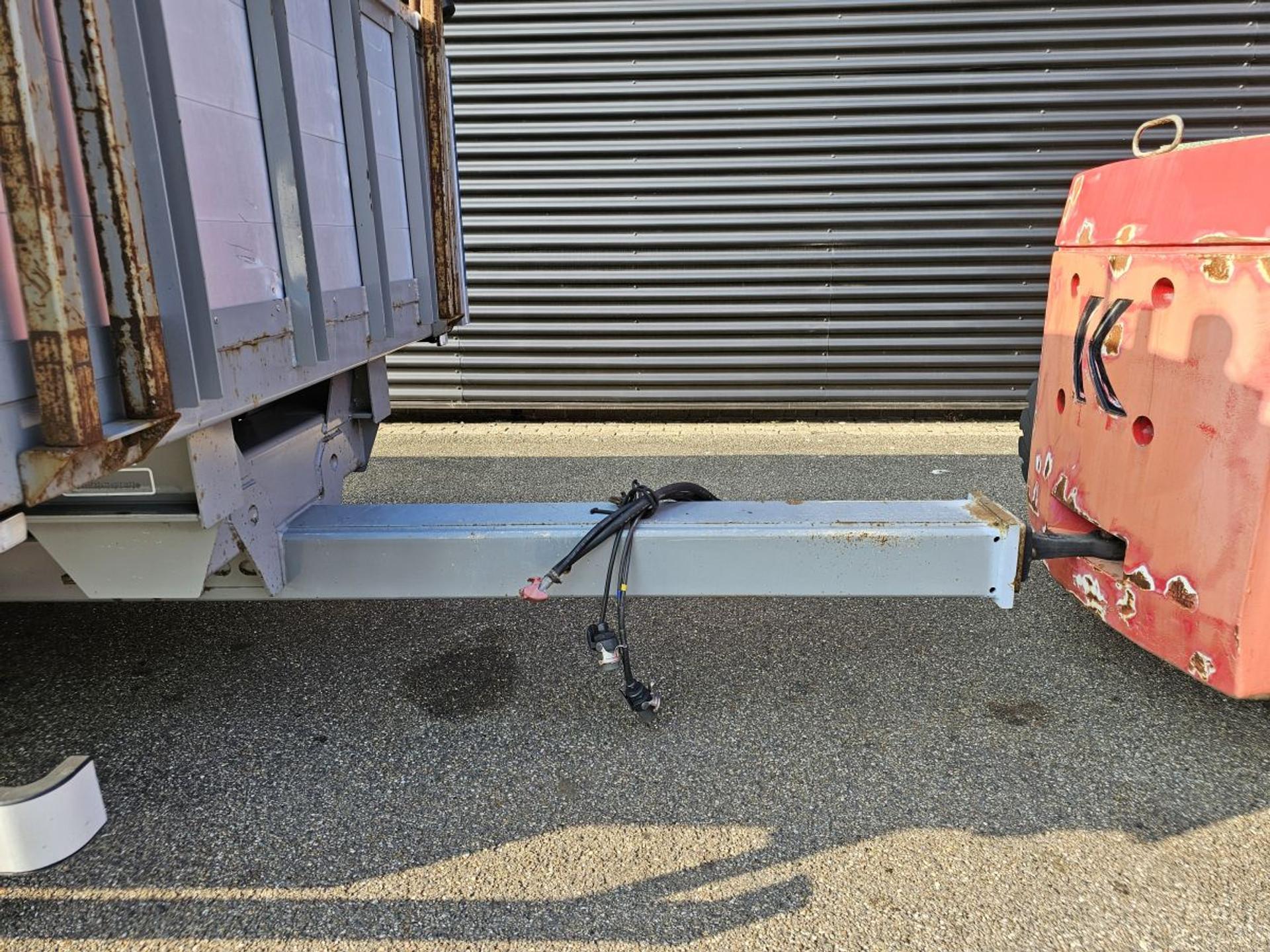 Foto 17 van Fynkar K324T / 3 AXLE / 2 X LIFT AXLE / TWIST-LOCKS