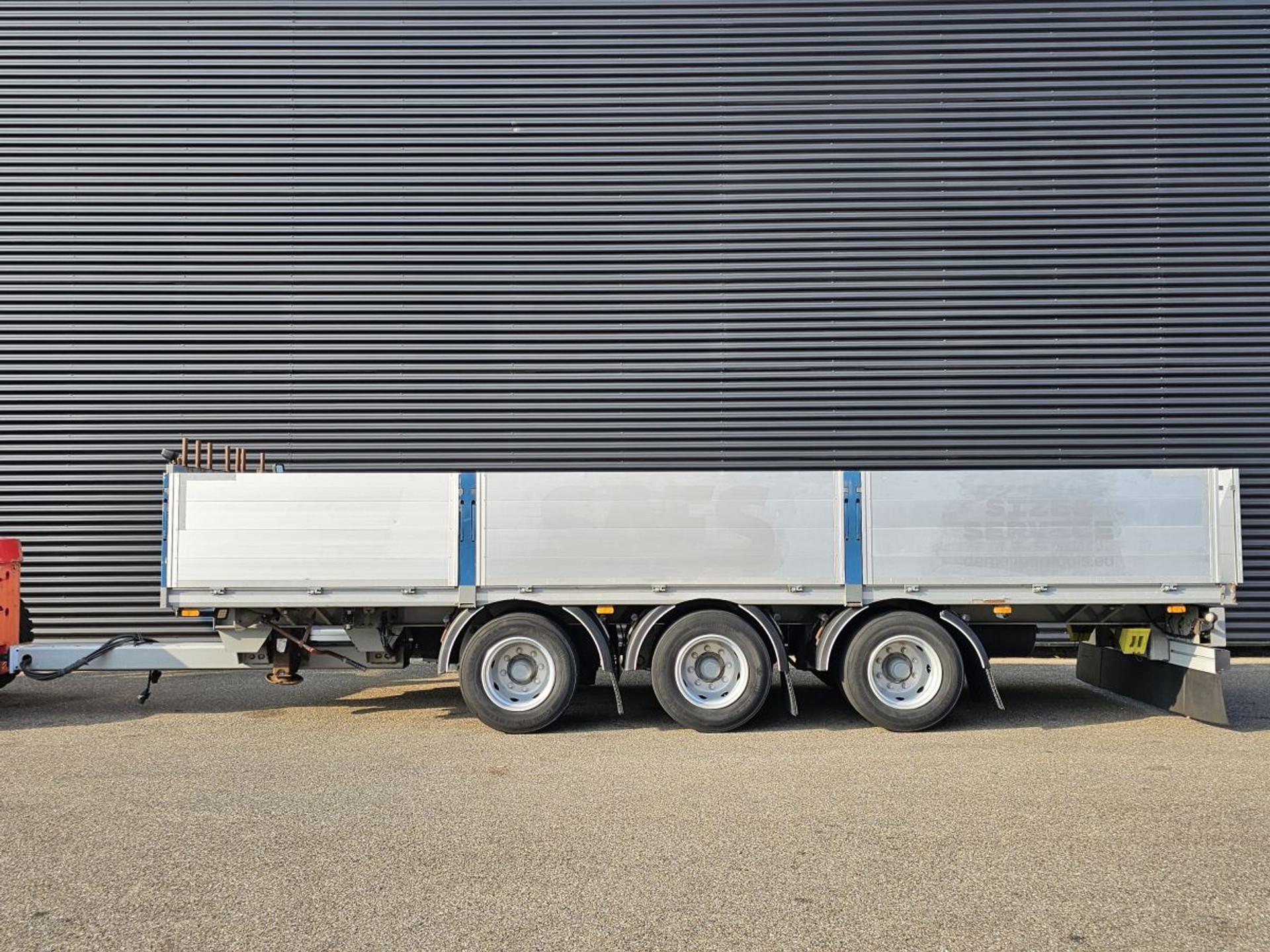 Foto 2 van Fynkar K324T / 3 AXLE / 2 X LIFT AXLE / TWIST-LOCKS