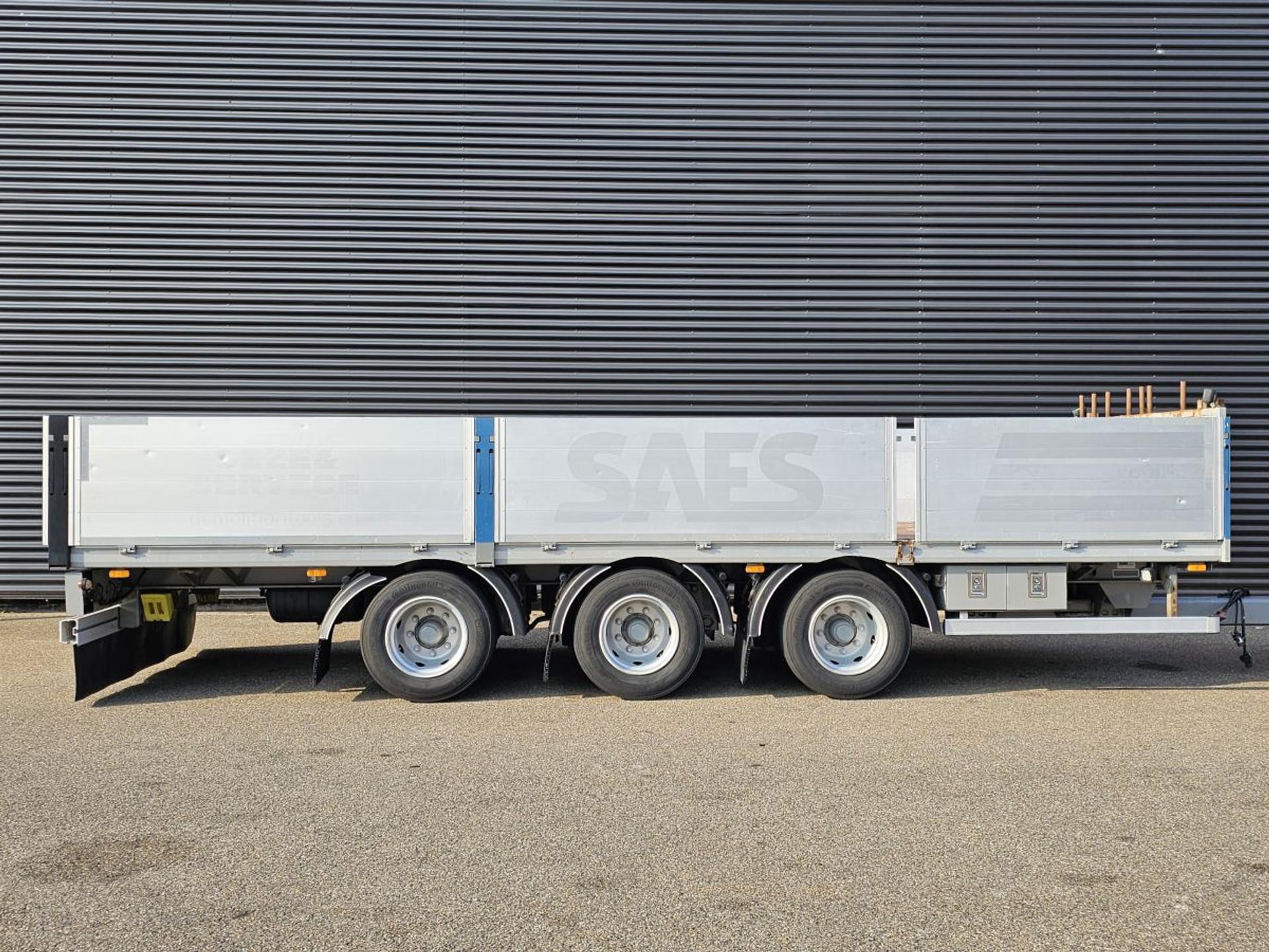 Foto 4 van Fynkar K324T / 3 AXLE / 2 X LIFT AXLE / TWIST-LOCKS