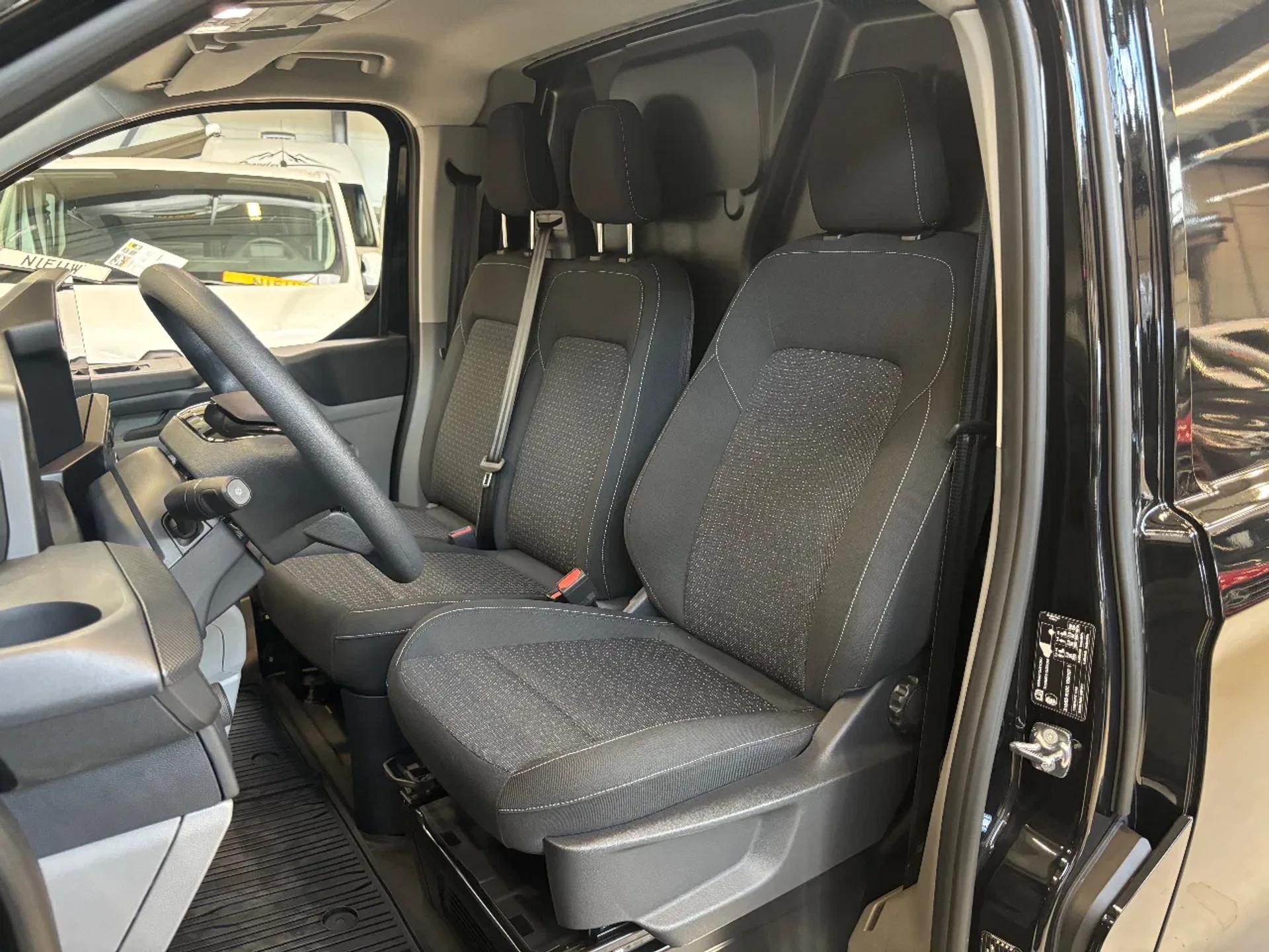 Foto 11 van Ford 300 2.0TDCI L2H1 136PK Airco Cruisecontrol trekhaak Apple Carplay NIEUW